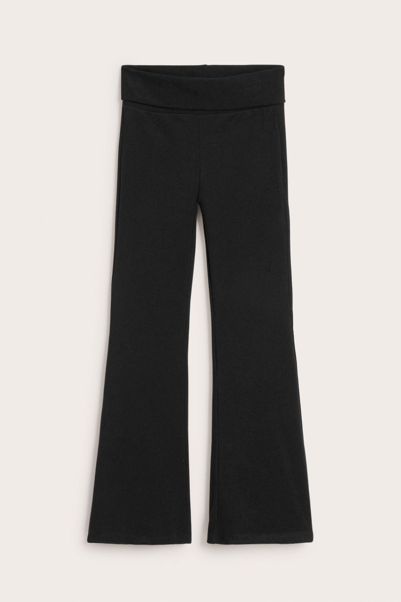 Widok z przodu czarnych legginsów z rozszerzanymi nogawkami i wywijanym pasem, z jednolitej mieszanki poliestru.