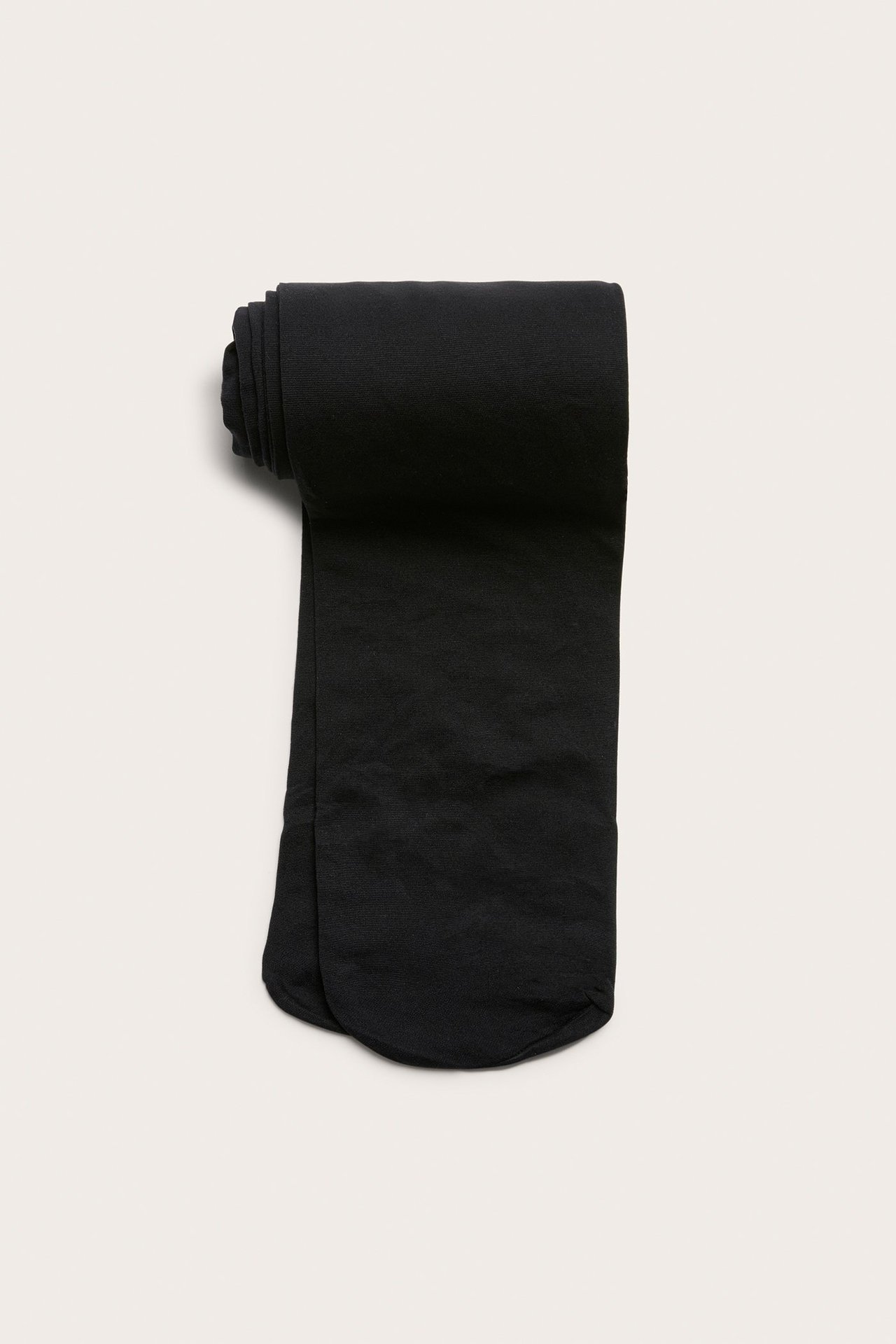 Widok z przodu: starannie złożone, jednolite czarne rajstopy 60 den z poliamidu i elastanu.