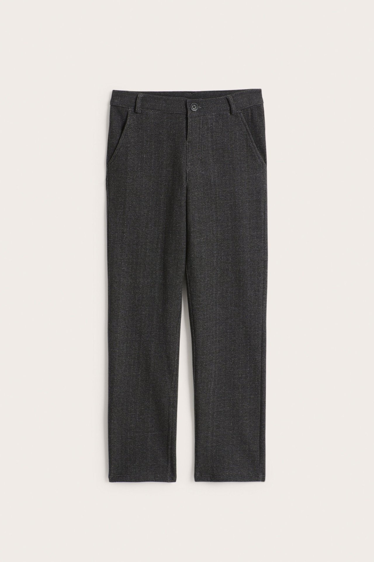 Edestäpäin kuvatut lasten tummanharmaat kalanruotokuosiset suorat housut napilla ja sivutaskuilla.