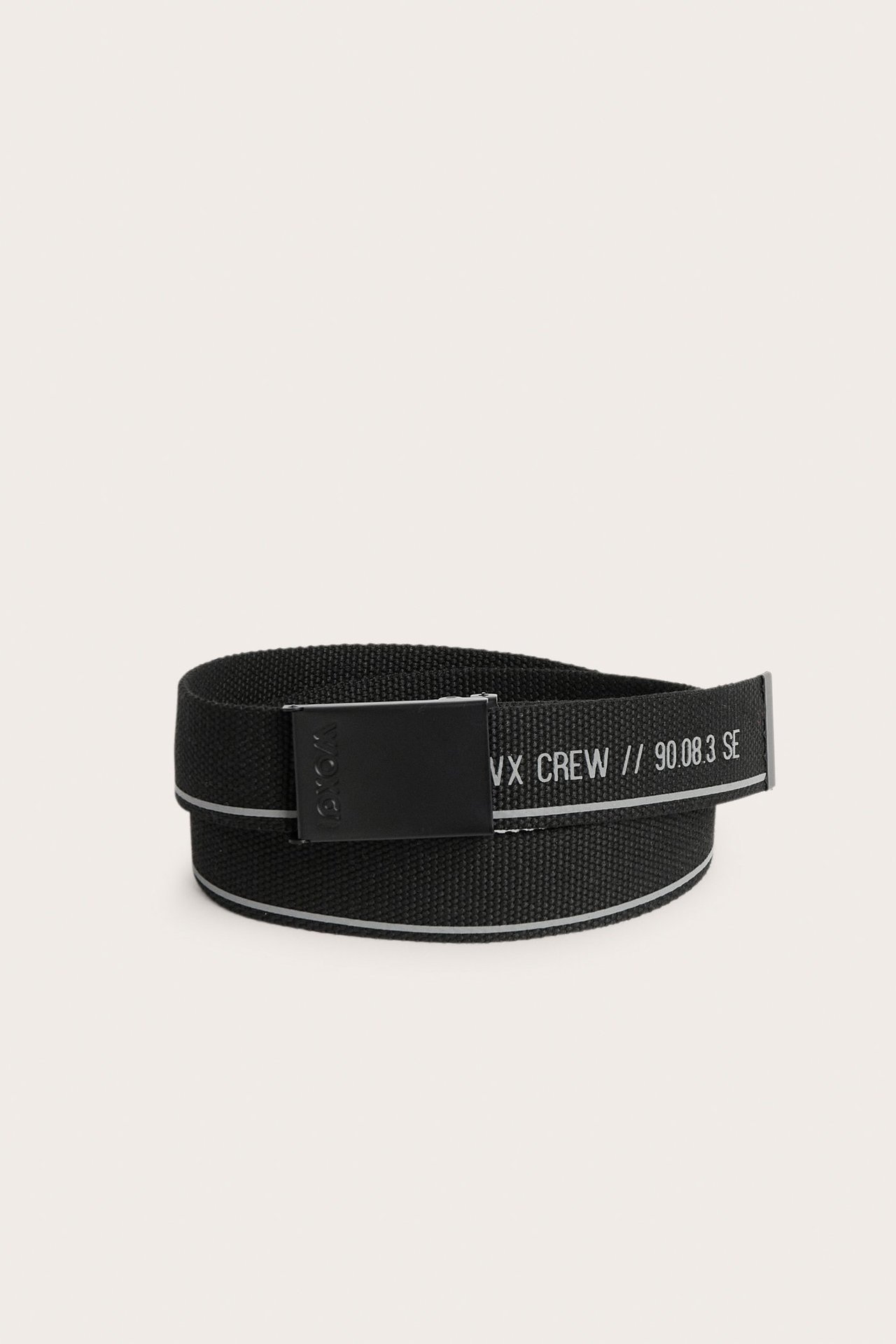 Widok z przodu: czarny pleciony pasek z metalową klamrą, białym napisem i dwoma cienkimi paskami.