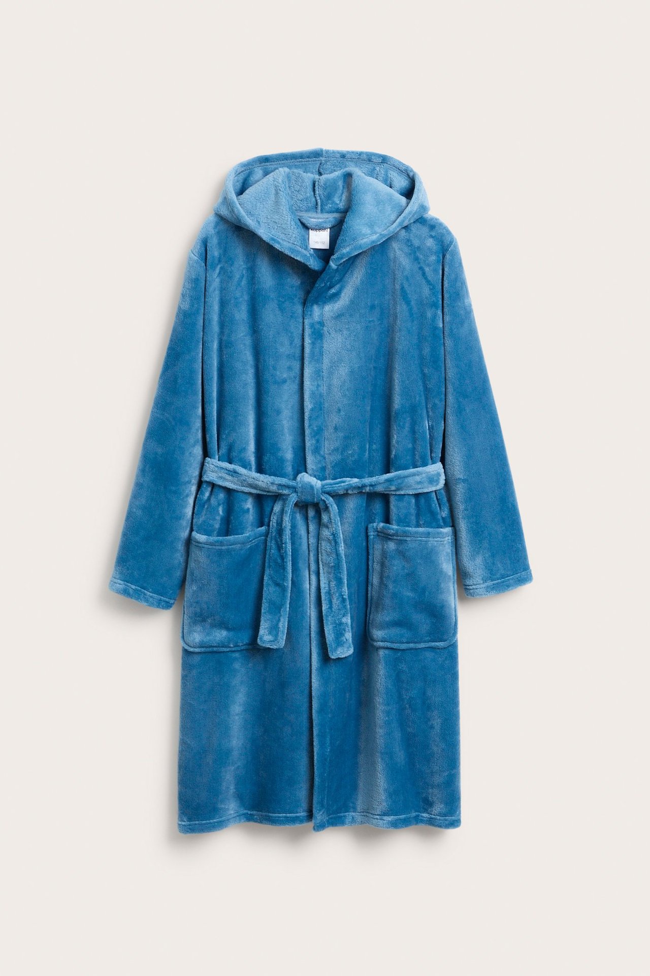 Edestä kuvattu yksivärinen sininen hupullinen fleecemorgonrock, jossa kaksi taskua ja vyö.