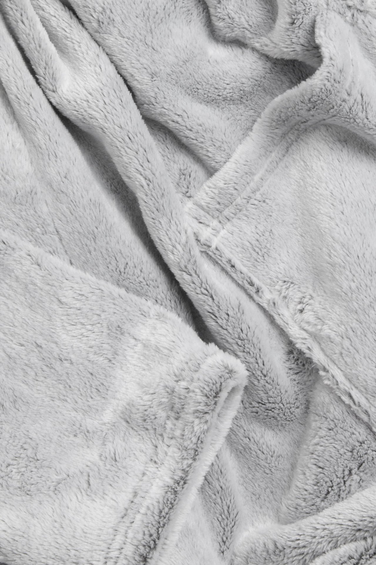 Zbliżenie na szary melanżowy jednolity materiał polarowy na szlafrok, ukazujący jego miękką teksturę.