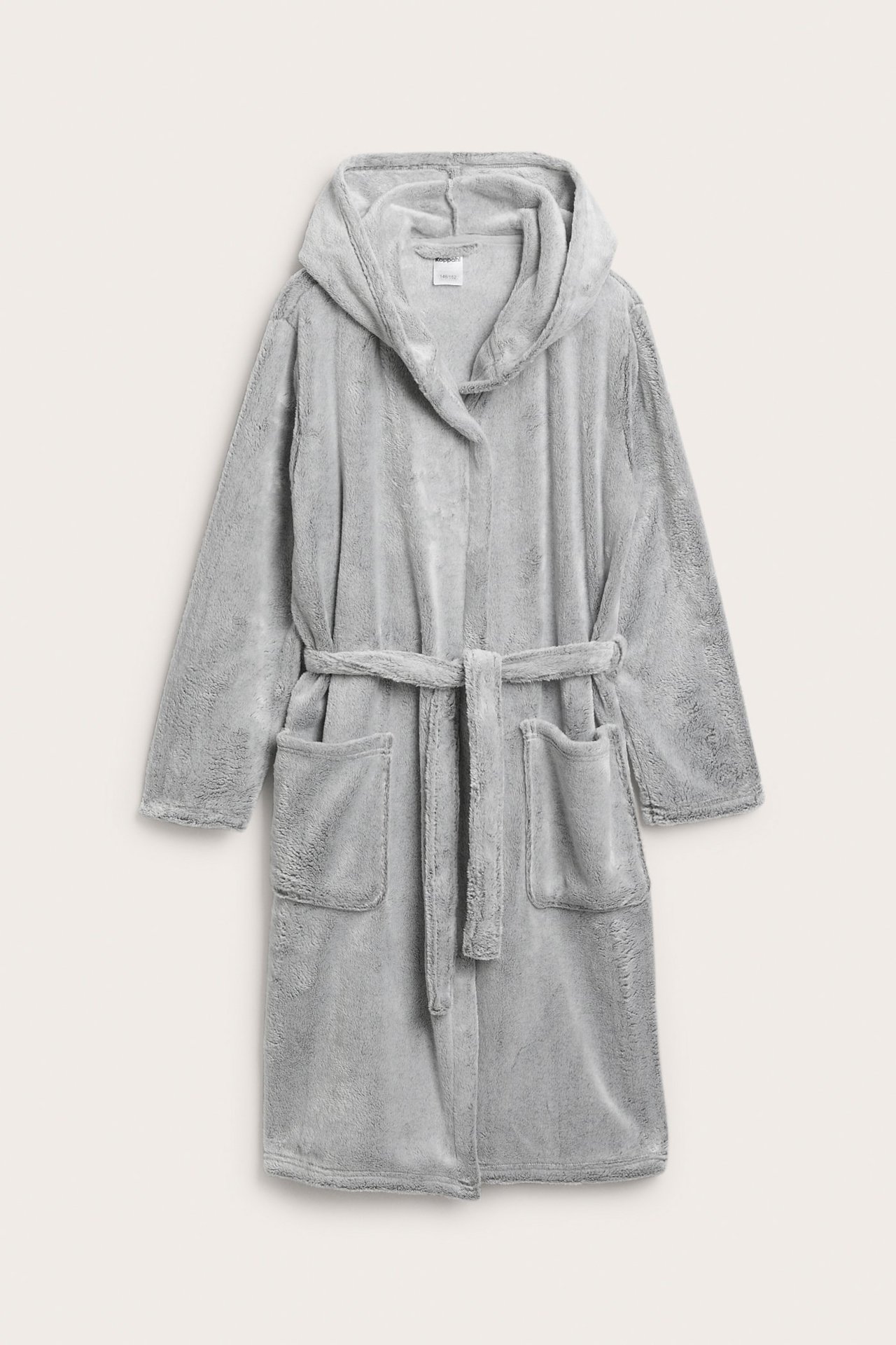Widok z przodu szarego melanżowego szlafroka polarowego z kapturem, dwiema kieszeniami i paskiem.