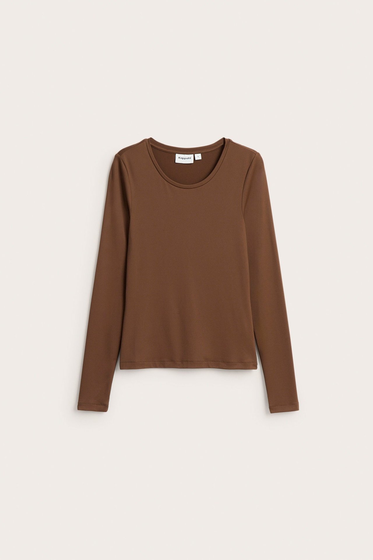 Widok z przodu jednolitego brązowego topu z długim rękawem i okrągłym dekoltem, z elastycznego materiału.