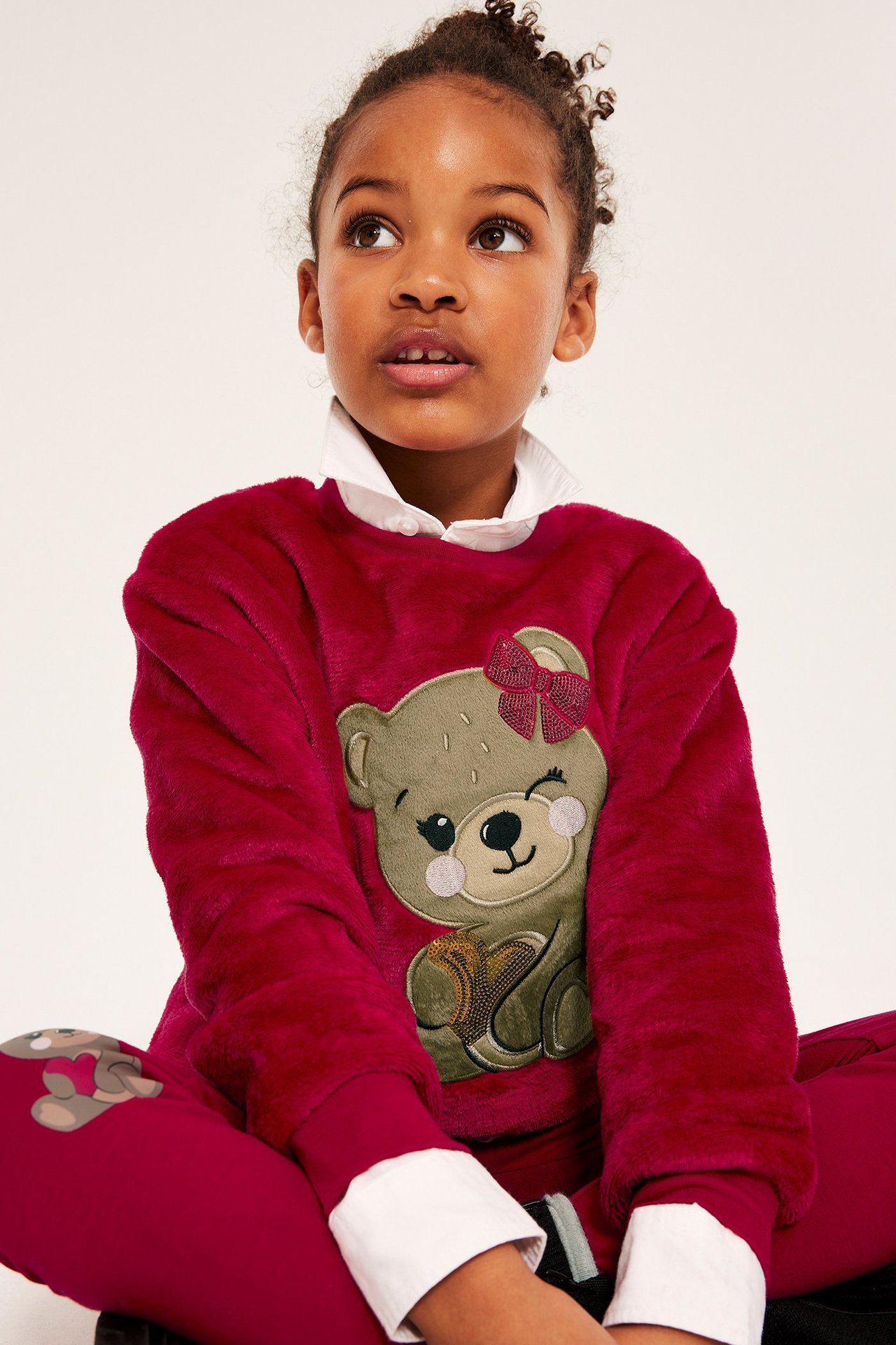 Dziecko, czerwona, pluszowa bluza z naszytą maskotką i cekinami, front.