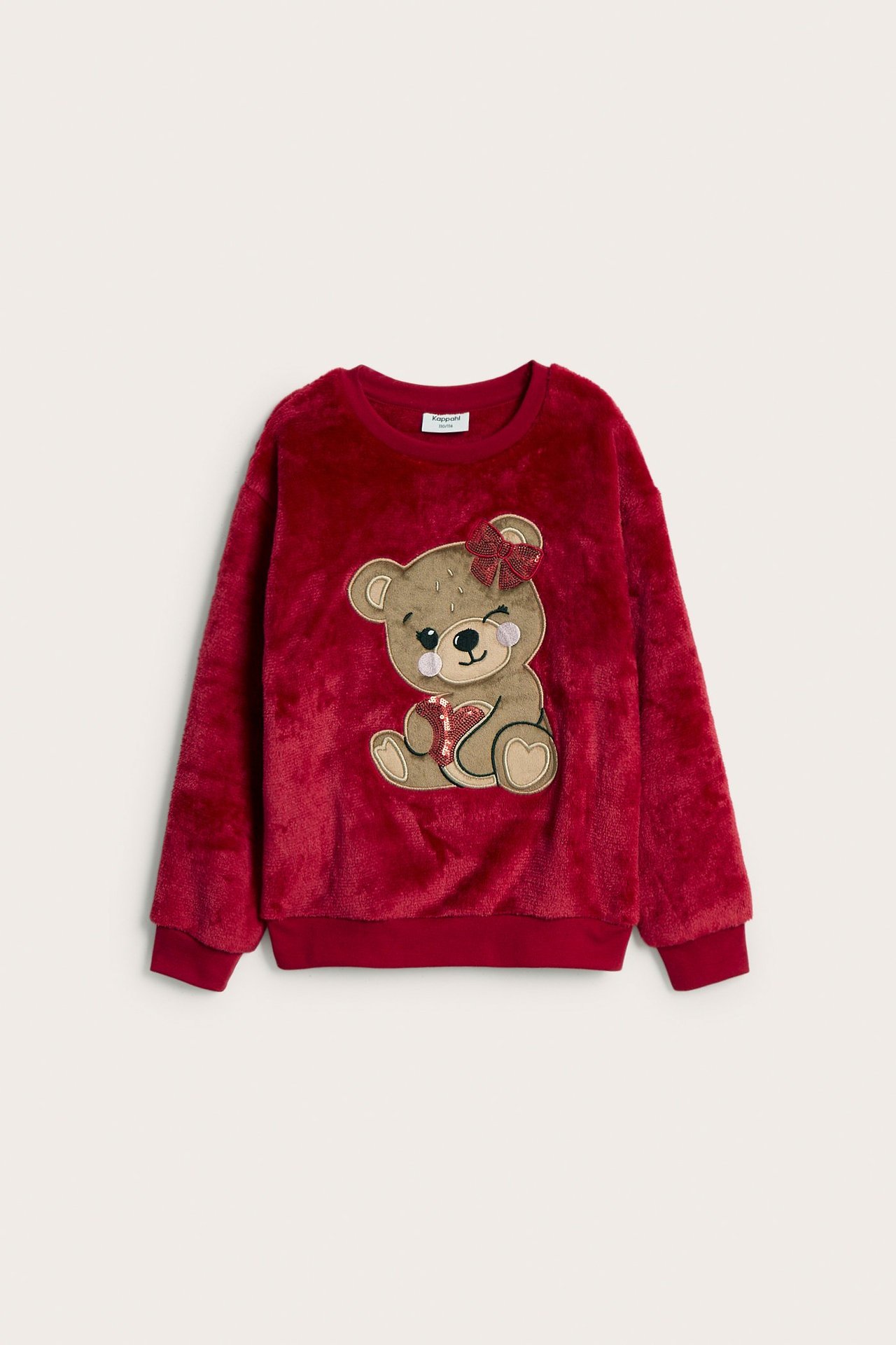 Widok z przodu: czerwona puszysta bluza dziecięca z aplikacją misia, cekinową kokardą i sercem.