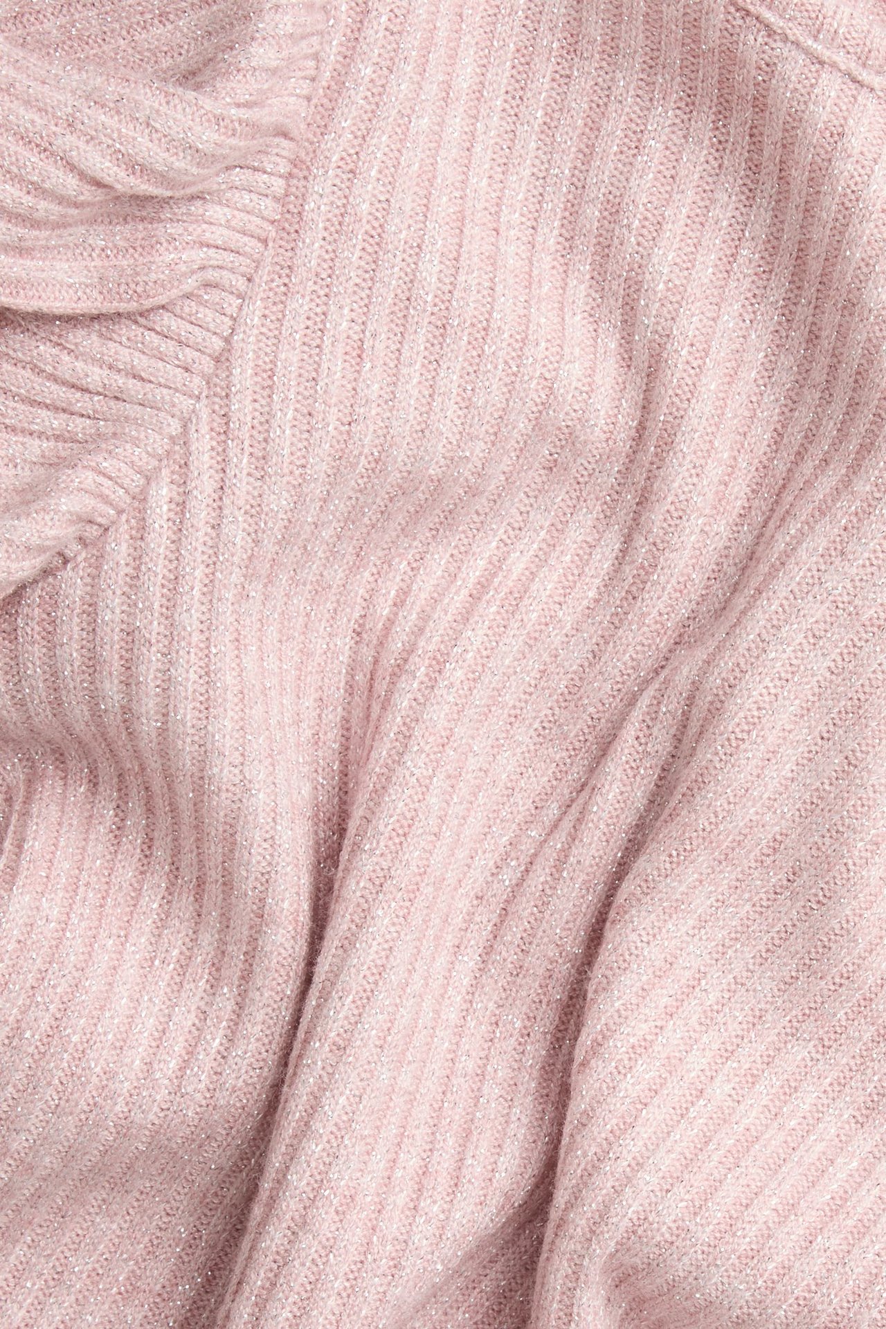 Zbliżenie jasnoróżowego, brokatowego, prążkowanego topu dziecięcego z falbankami.