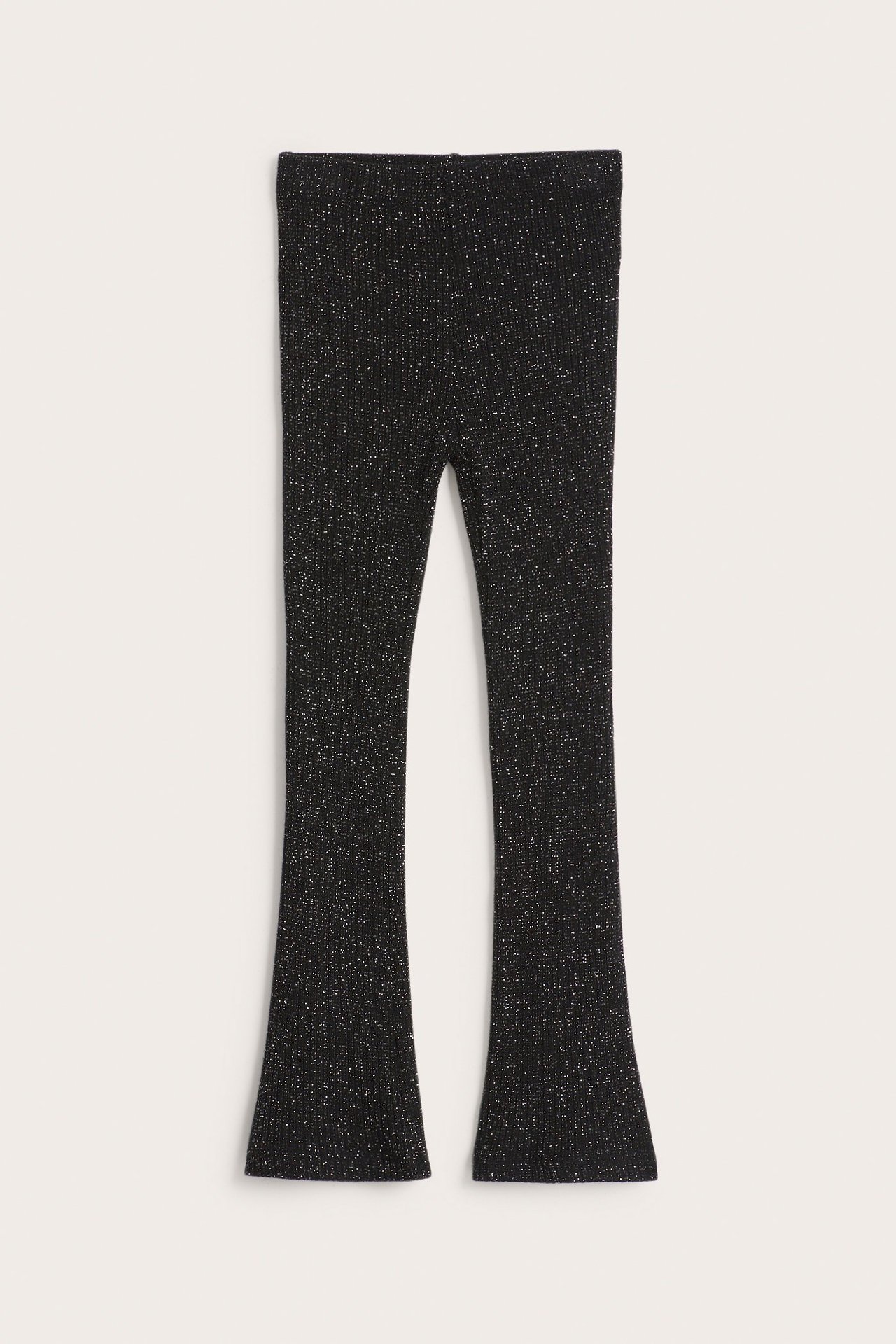 Widok z przodu czarnych, prążkowanych legginsów flare ze srebrnym brokatem.