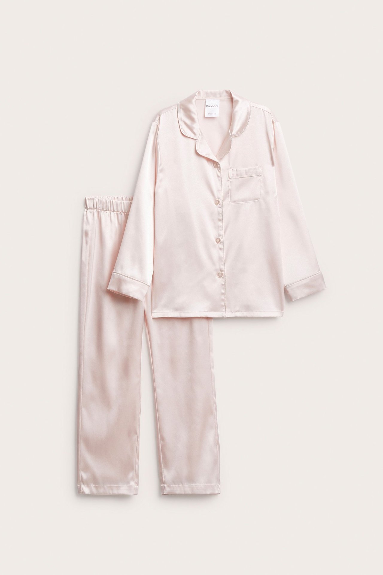 Jasnoróżowa satynowa piżama, widok z przodu: długi rękaw, guziki, kieszeń i pasujące spodnie.