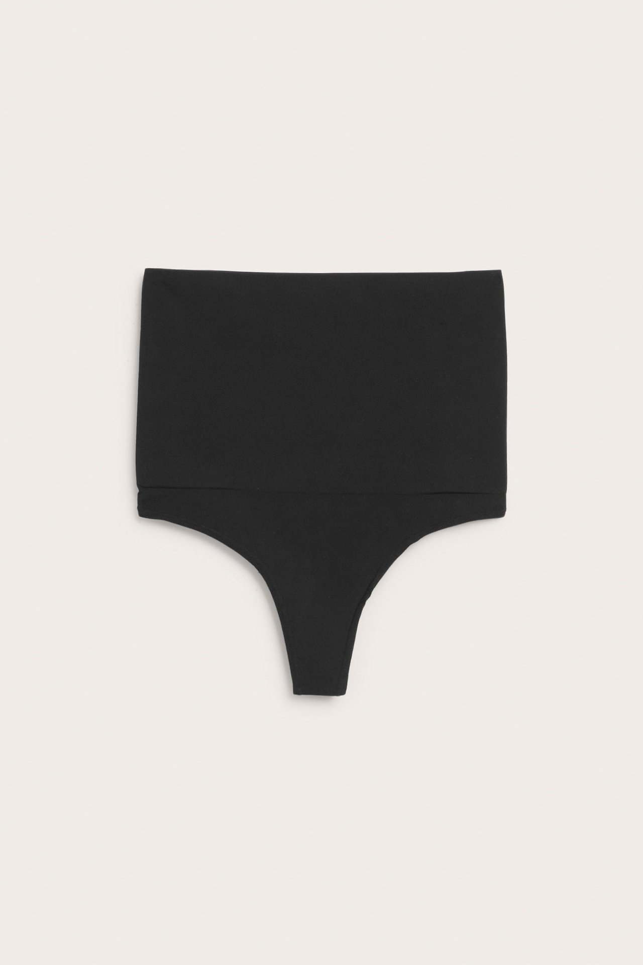 Frontvisning av en svart høytlivs shape-stringtruse i glatt, ensfarget stoff.