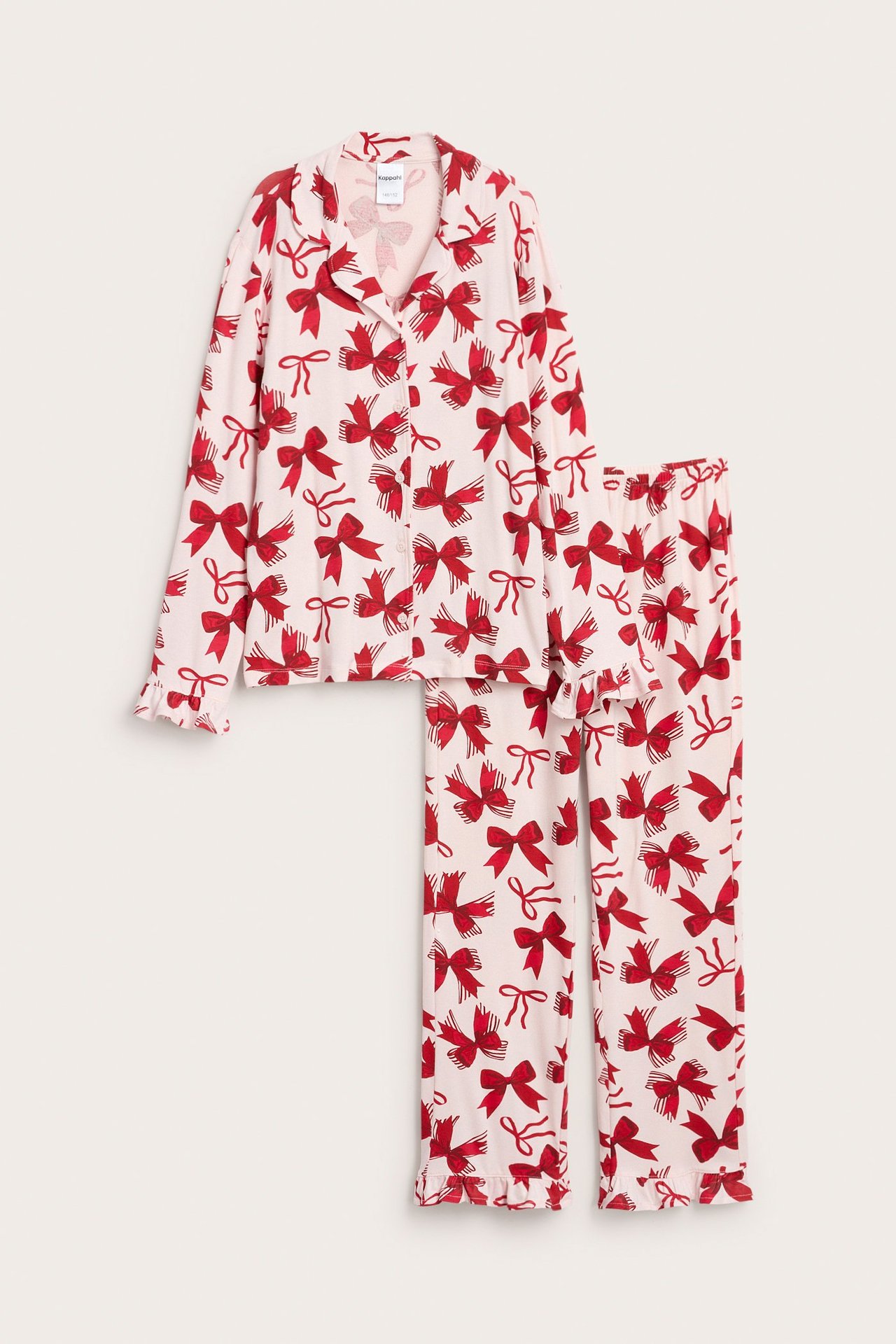 Punakuvioinen pitkähihaiset pyjamat, setti jerseyä, paita ja housut.