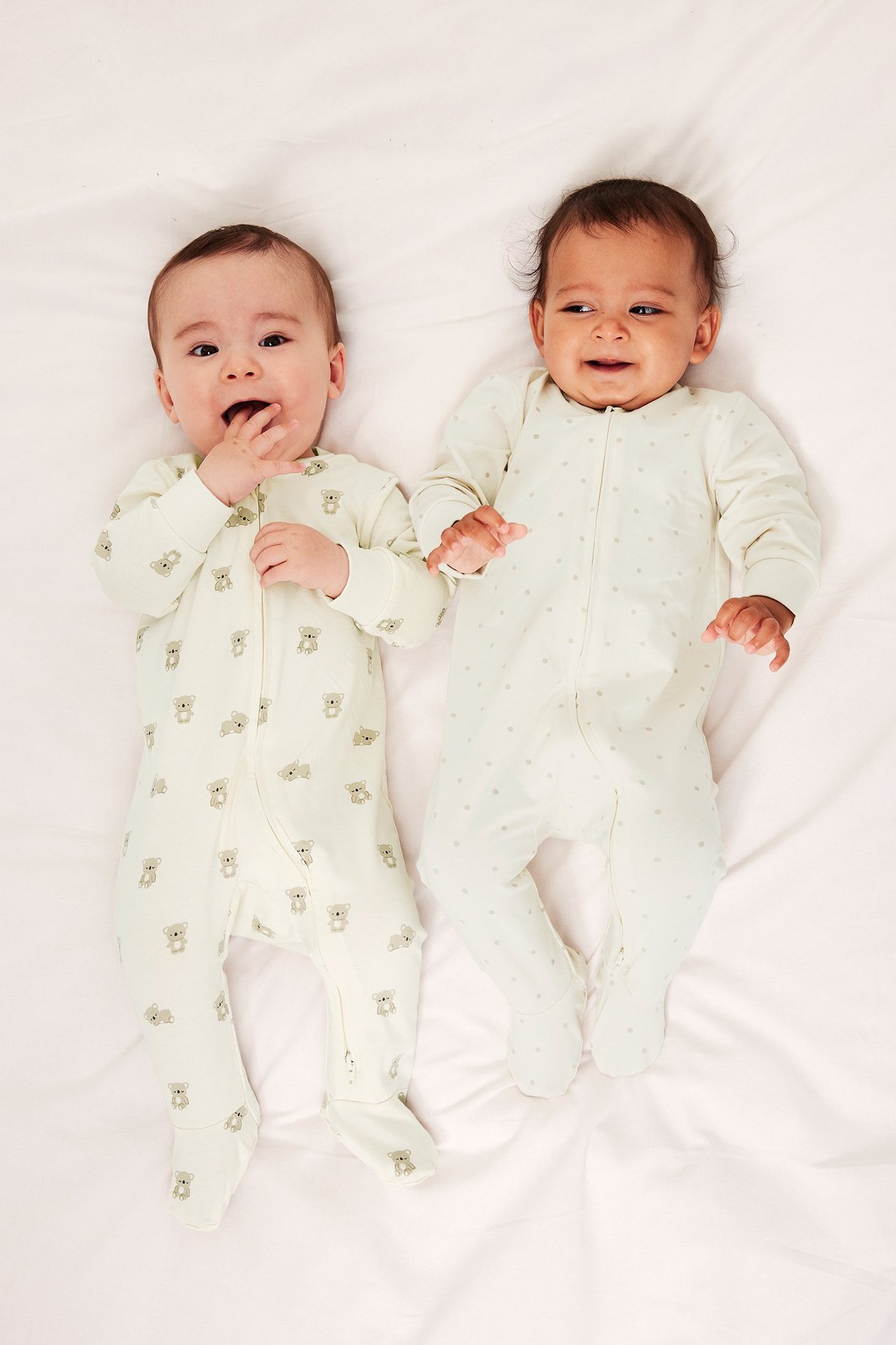 2 kpl kuviollisia pyjamia