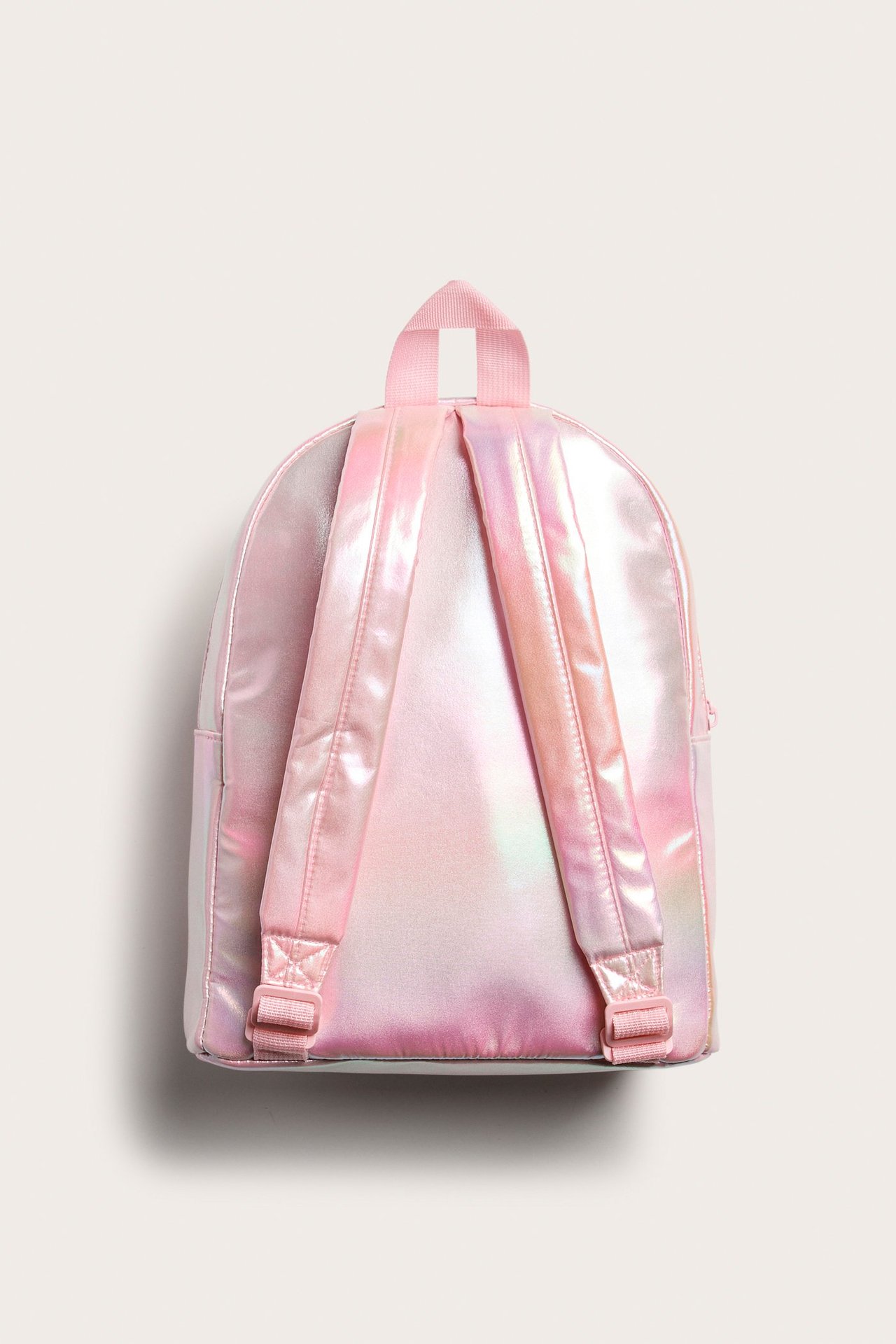 Bakifrån av en skimrande rosa barnryggsäck med justerbara axelband och ett handtag.
