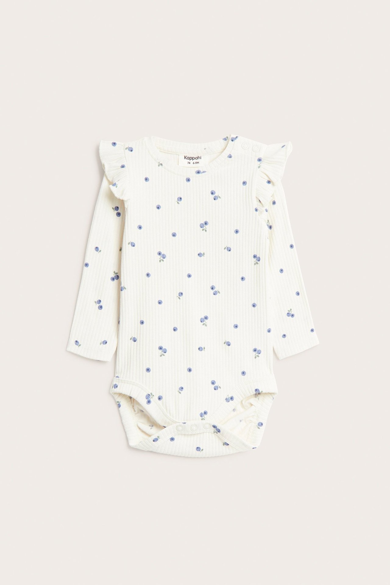 Frontvisning av en offwhite ribbet babybody med blåbærtrykk, skulderfriller og trykknapper.