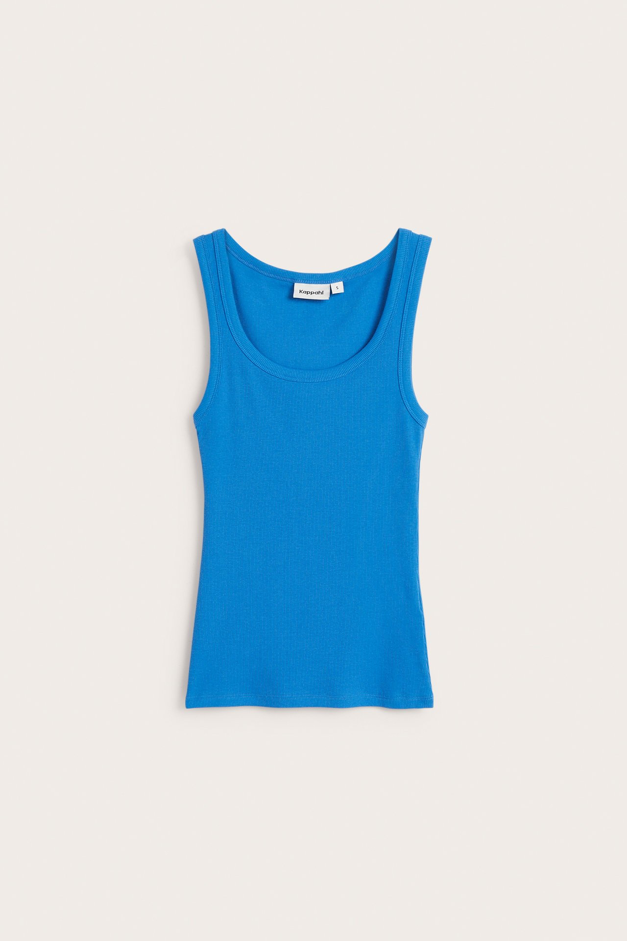 Frontvisning av en blå ribbet singlet med smal passform og rund hals.