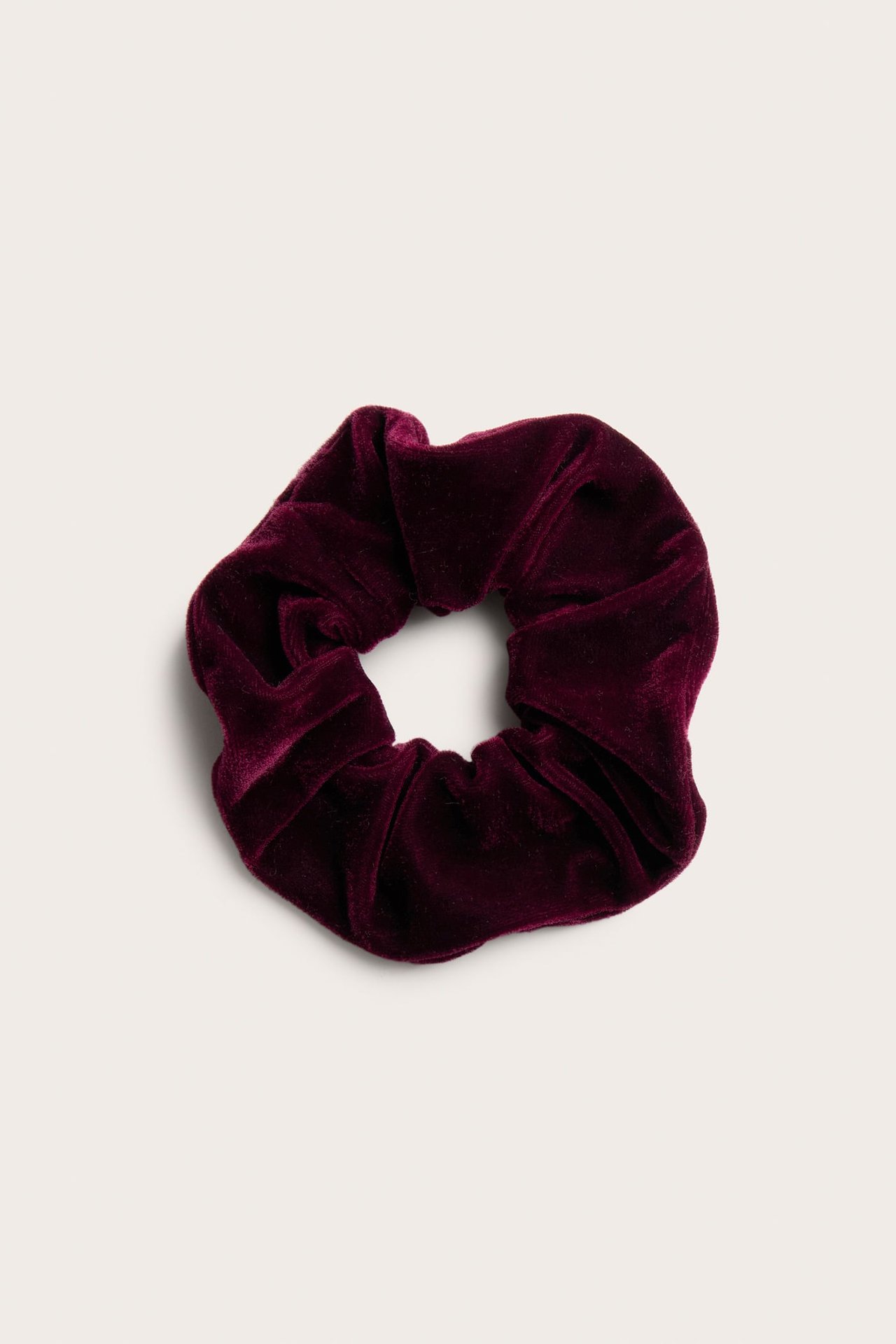 Edestä kuvattu viininpunainen veluuri scrunchie.