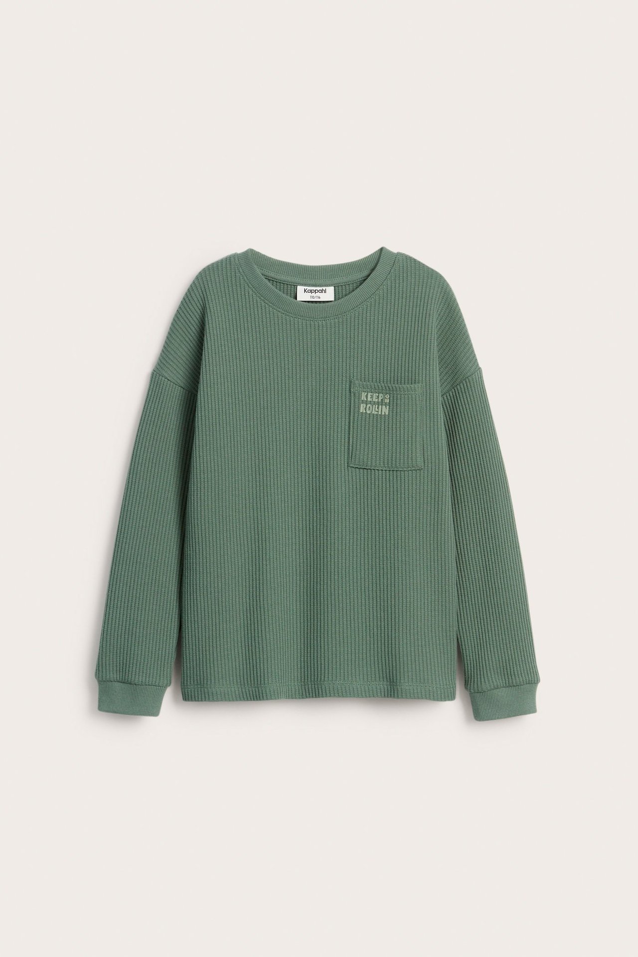 Widok z przodu: Dziecięca ciemnozielona koszulka z długim rękawem, waflowa, z kieszonką i napisem 'KEEPS ROLLIN'.