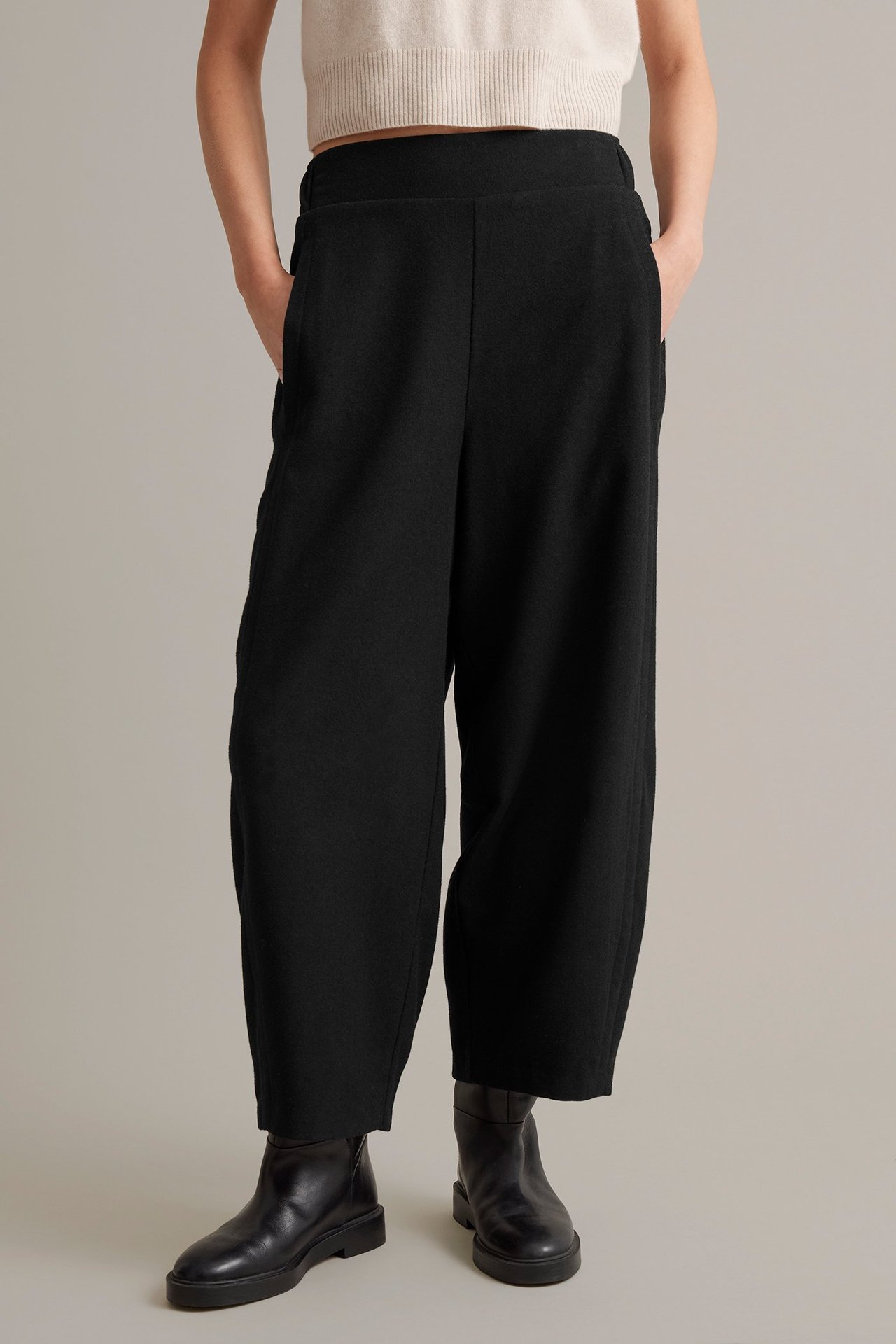 Musta villasekoitehousut, sivu ja takinaskat, joustava vyötärö, etupuoli.