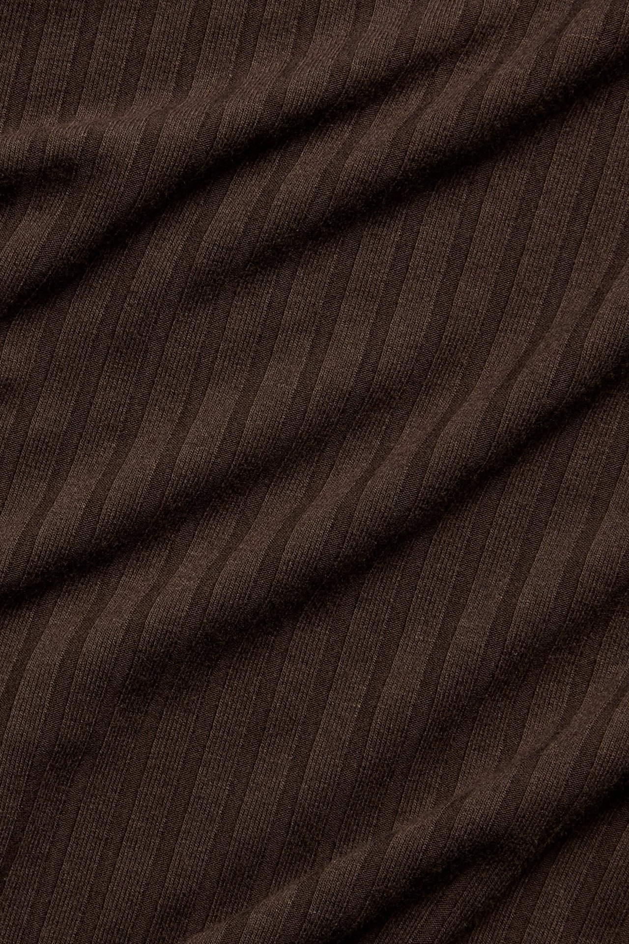 Zbliżenie ciemnobrązowego, prążkowanego materiału z mieszanki wiskozy na top.