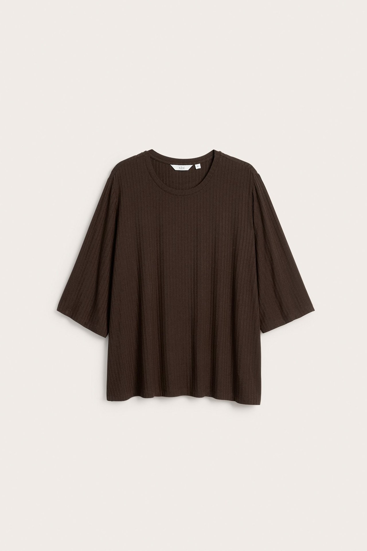 Widok z przodu ciemnobrązowego, prążkowanego topu wiskozowego z okrągłym dekoltem i rękawami 3/4.