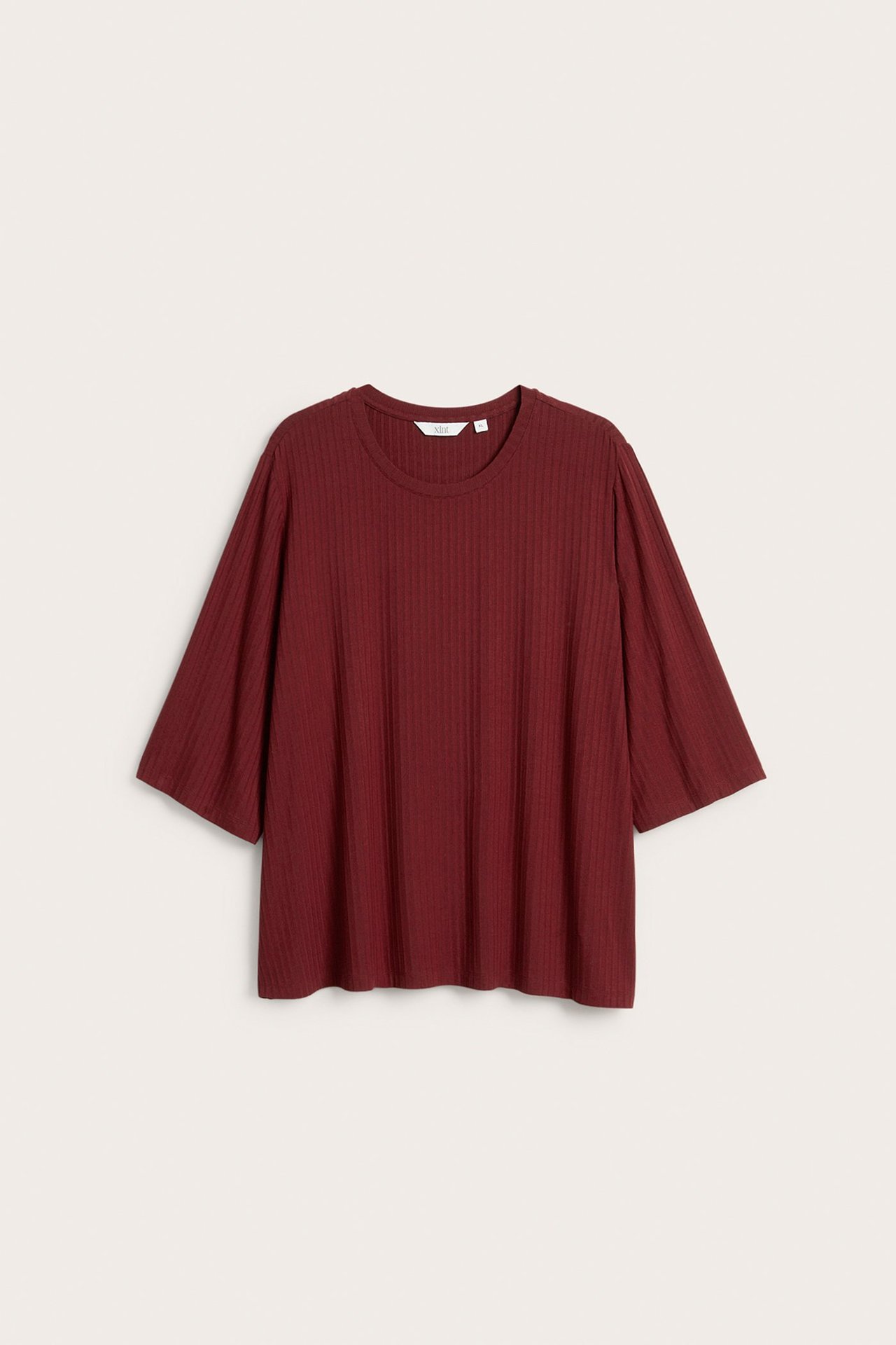 Widok z przodu czerwonej, prążkowanej koszulki wiskozowej z rękawami 3/4 i okrągłym dekoltem.