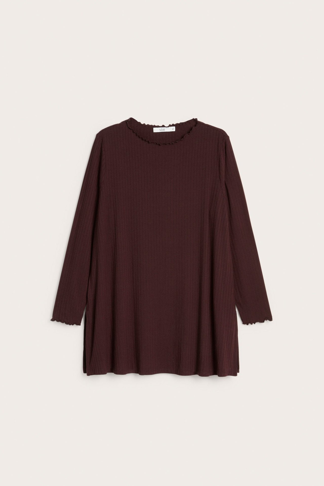 Widok z przodu: bordowa tunika w prążki z długimi rękawami i falbankami przy kołnierzu i mankietach.