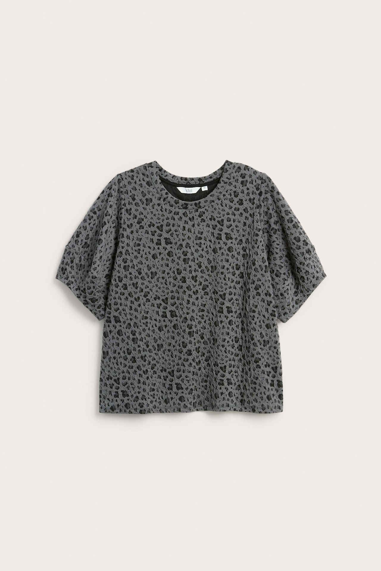 Widok z przodu szarego, krótkiego topu żakardowego z wzorem zwierzęcym i okrągłym dekoltem.