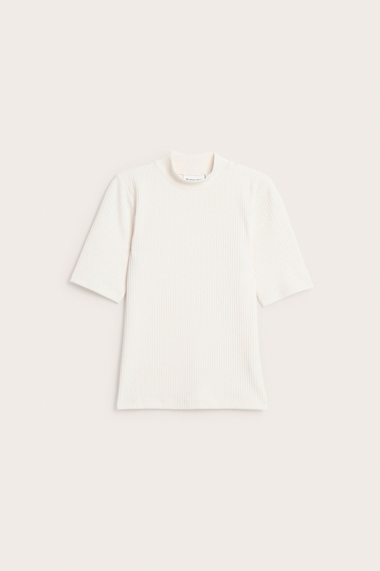 Widok z przodu: kremowy, prążkowany top polo z krótkim rękawem i stójką.