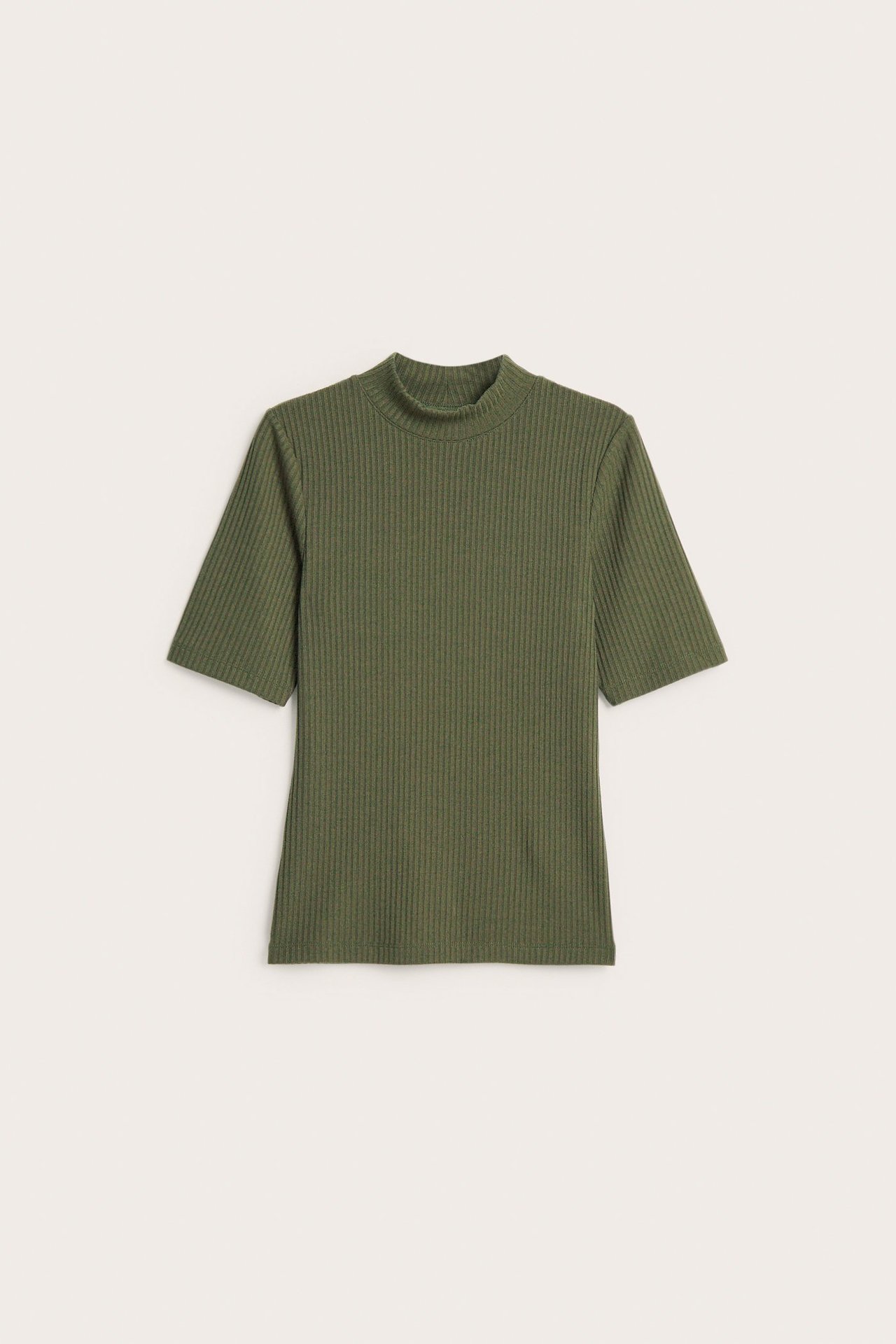 Widok z przodu zielonego, prążkowanego topu polo z krótkim rękawem z poliestru, wiskozy i elastanu.