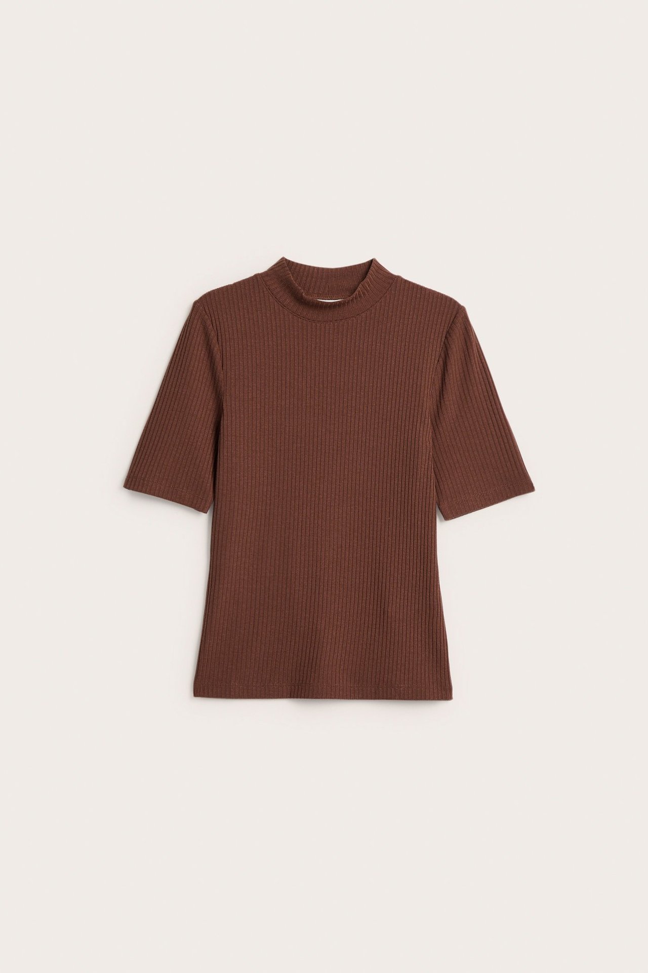 Widok z przodu brązowego, prążkowanego damskiego topu polo z krótkimi rękawami.