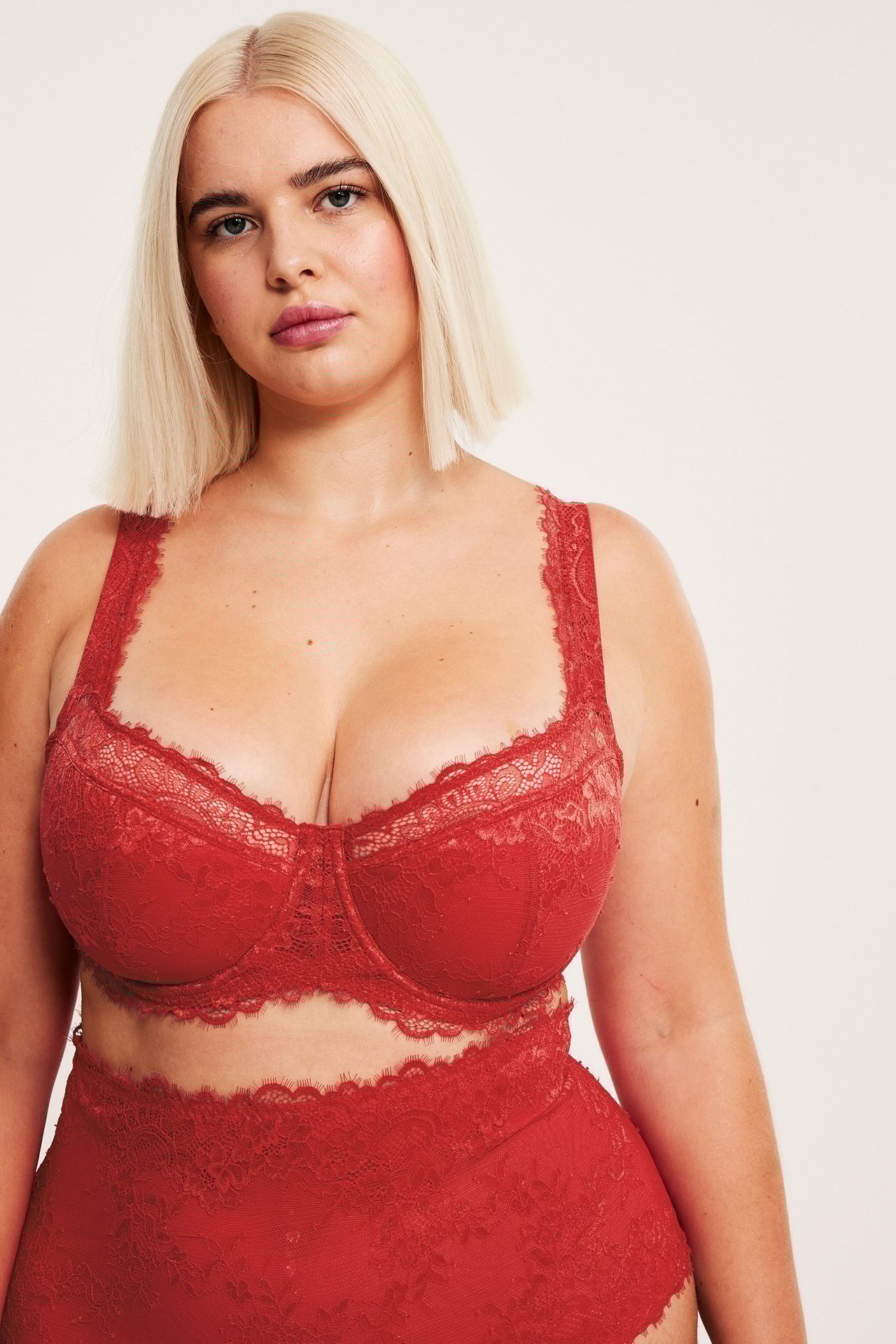 Punainen pitsibraletti, pehmeä pehmuste, säädettävät hihnat, etupuoli, nainen.