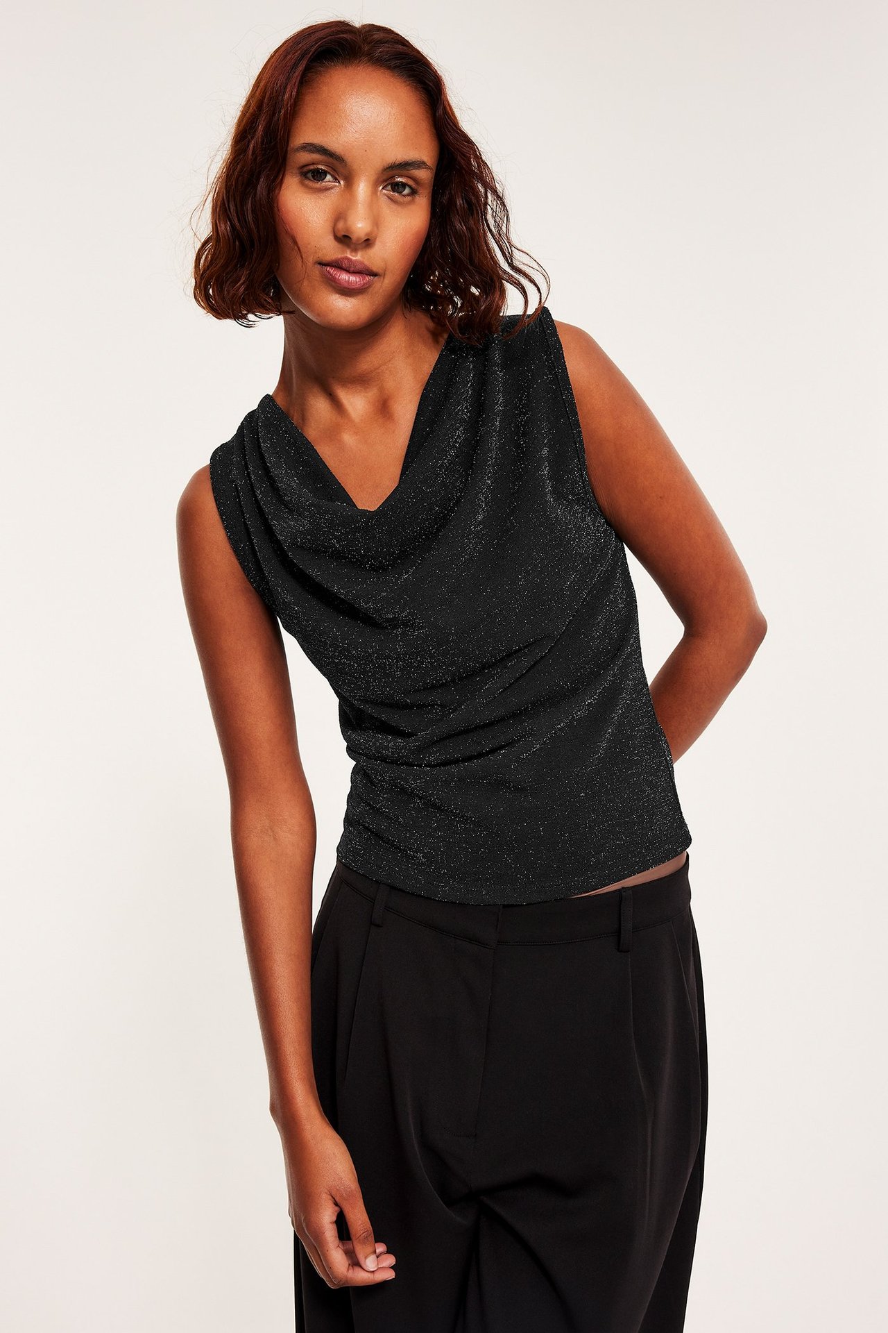 Svart glitter lurex topp med vannfallet, ermløs, kvinne, frontbilde.