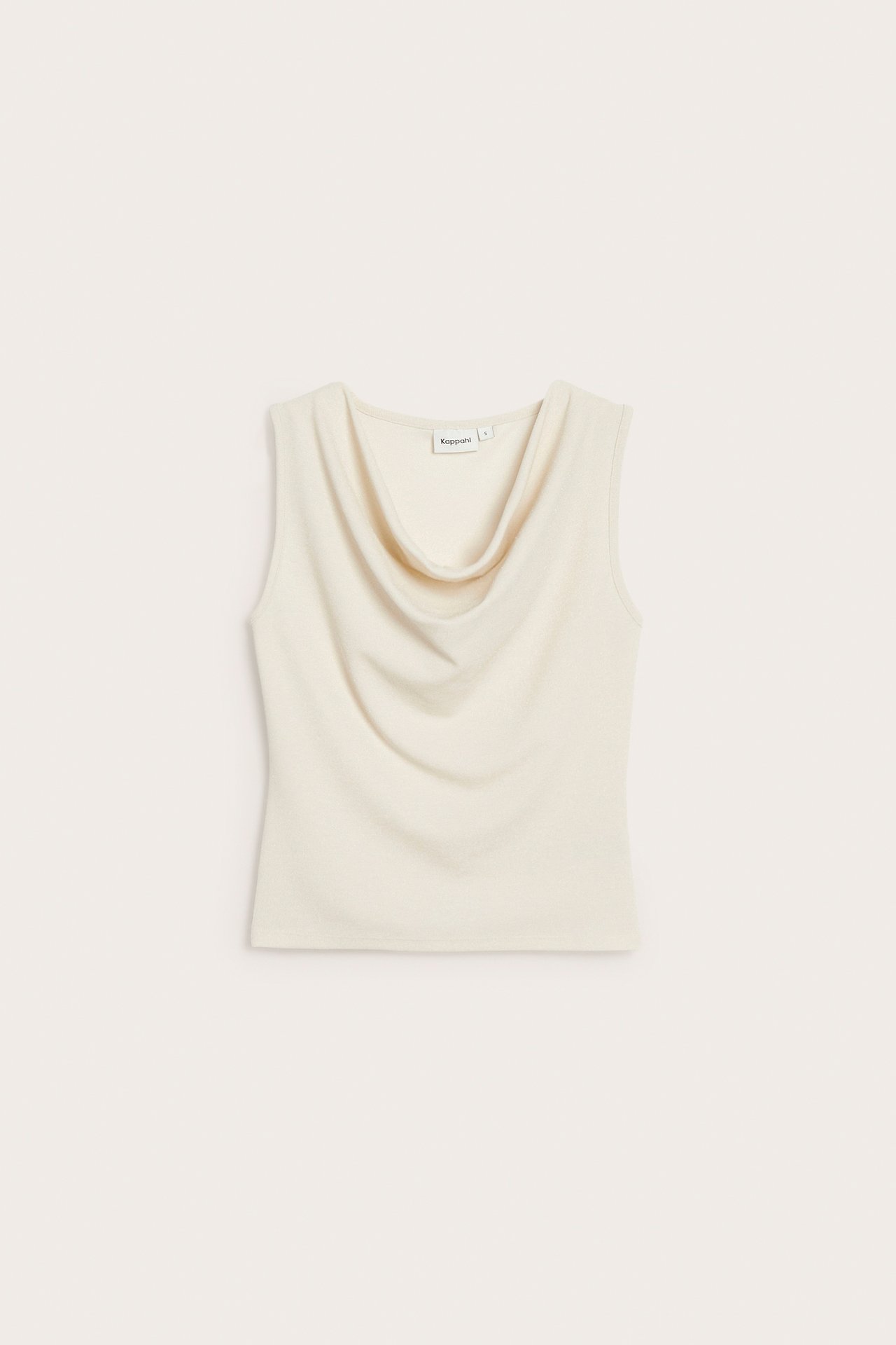 Front, offwhite ermeløs glitrende topp med drapert hals.