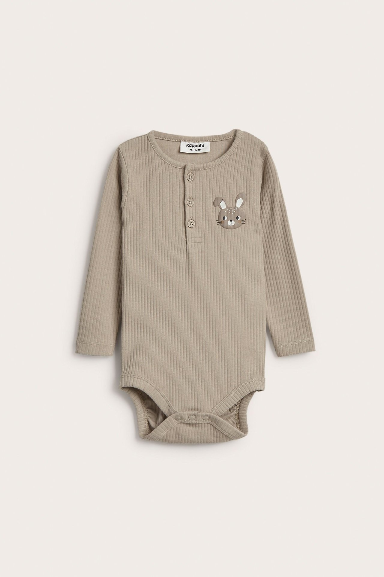 Frontvisning: beige ribbet langermet babybody med Henley-knapping og hjortebroderi.