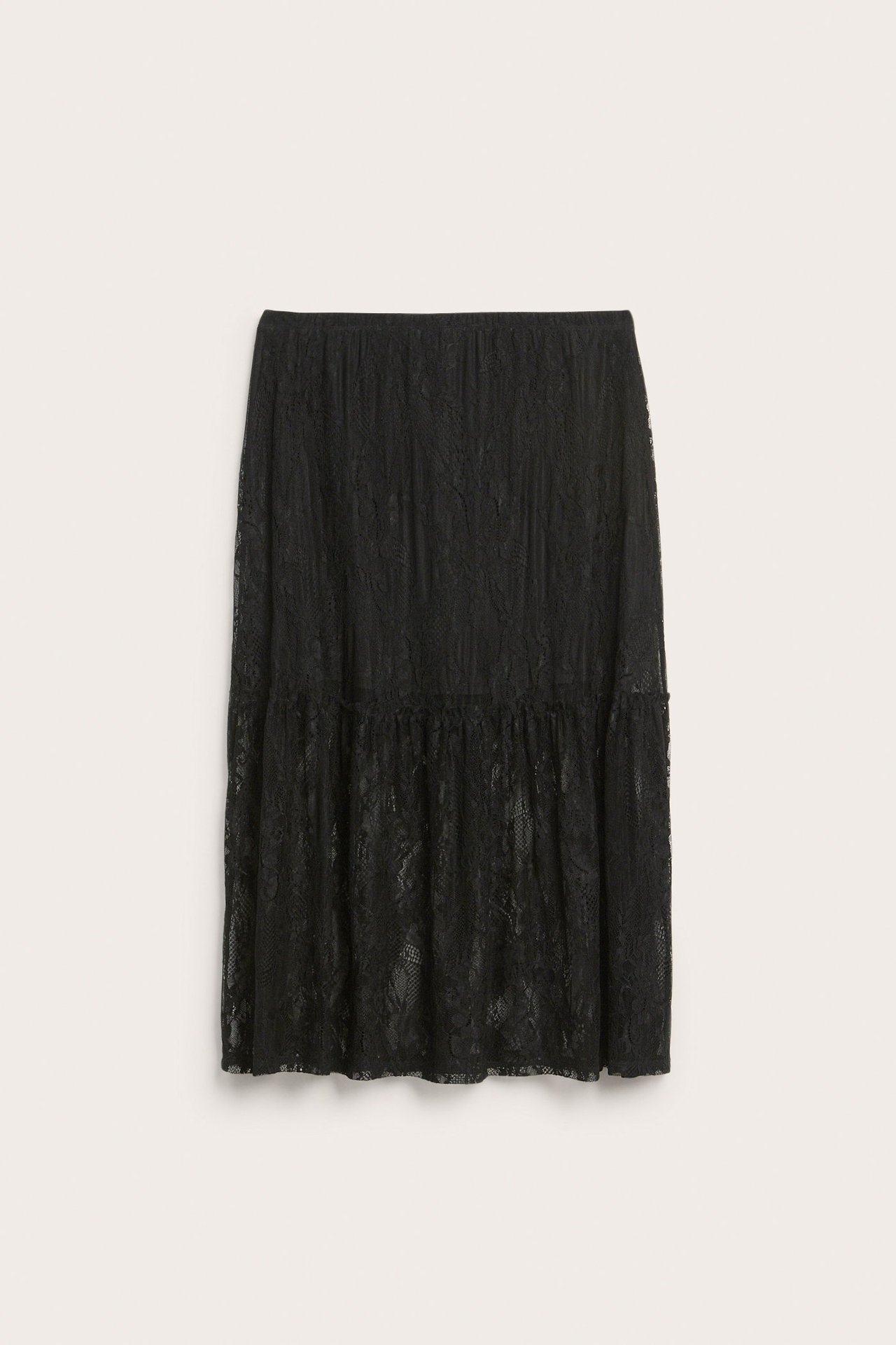 Widok z przodu: długa, czarna spódnica z koronki z marszczoną falbaną.