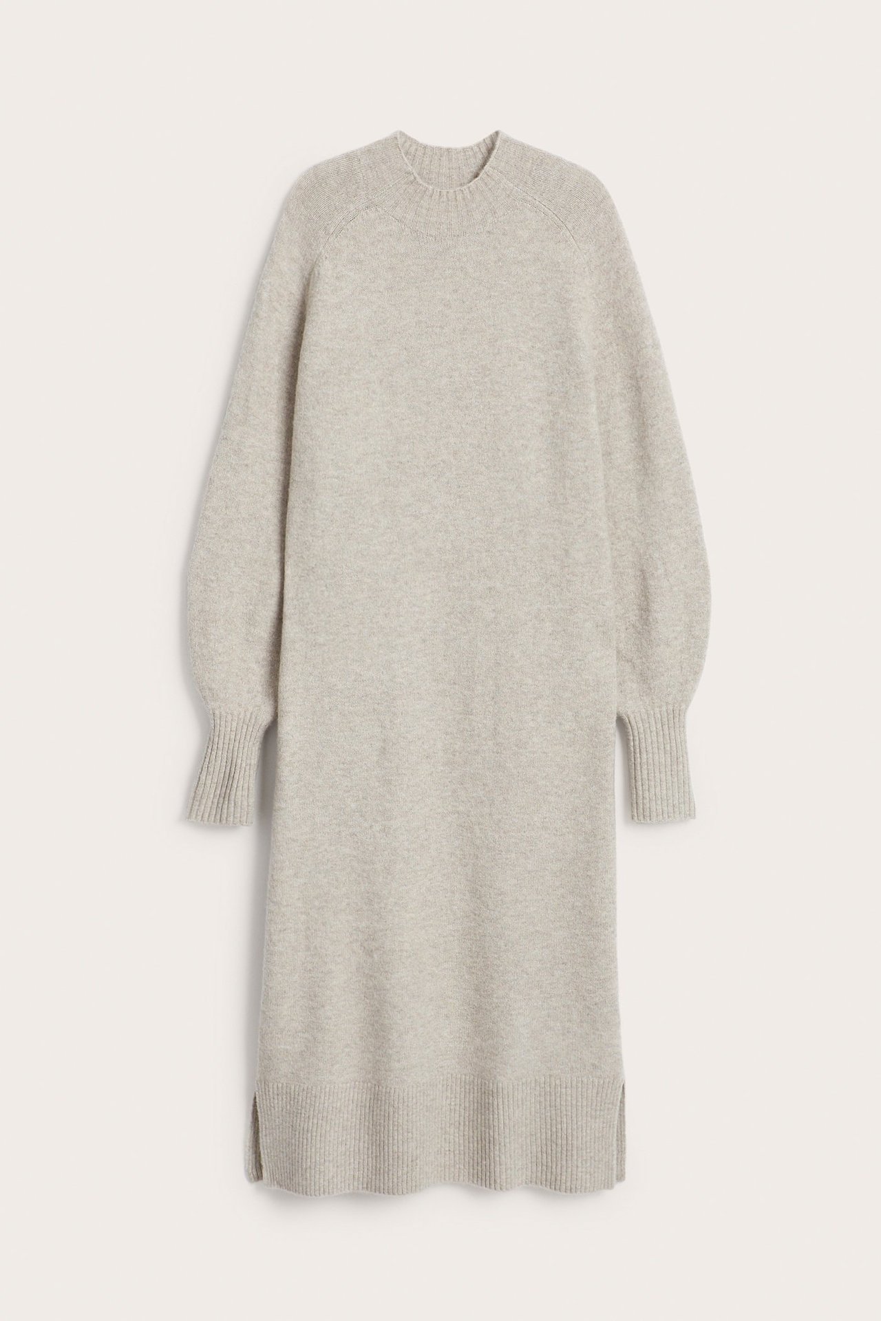 Framifrån: Enfärgad beige stickad långklänning med ribbad rundhals och ribbade muddar.