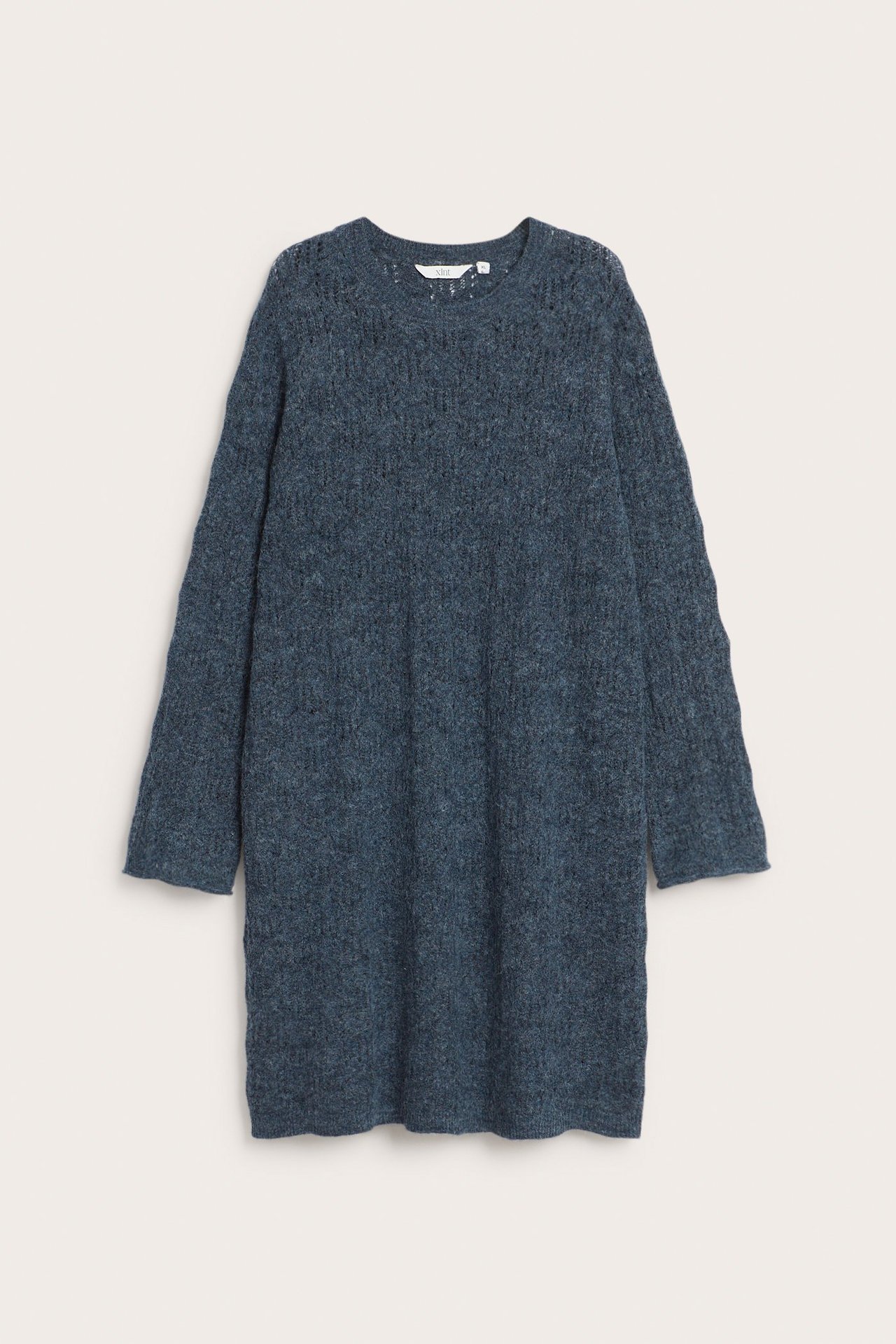 Framsida av en mörkblå stickad kort klänning med långa ärmar och rund hals.