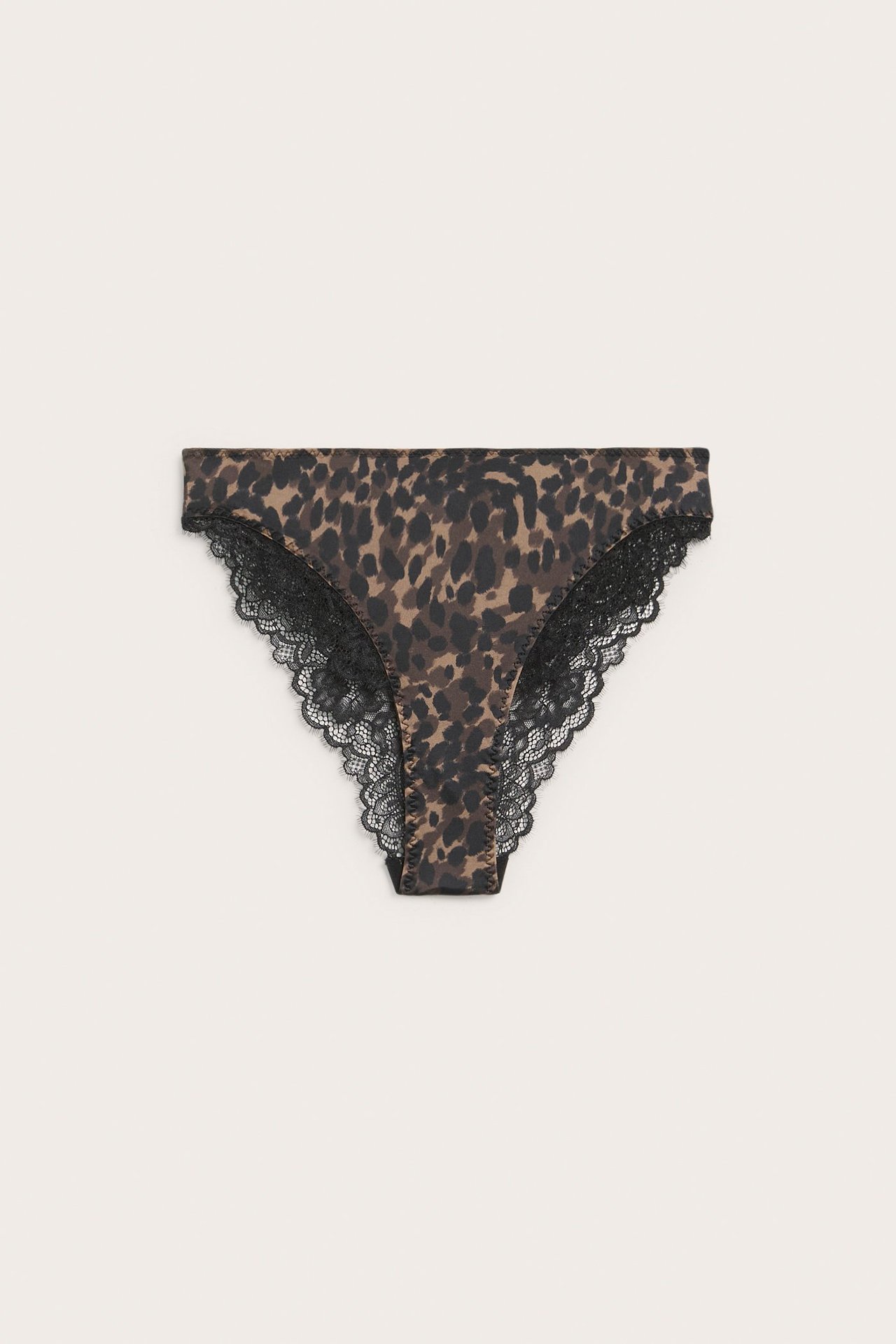 Widok z przodu: damskie figi midi w panterkę z czarnym koronkowym wykończeniem.