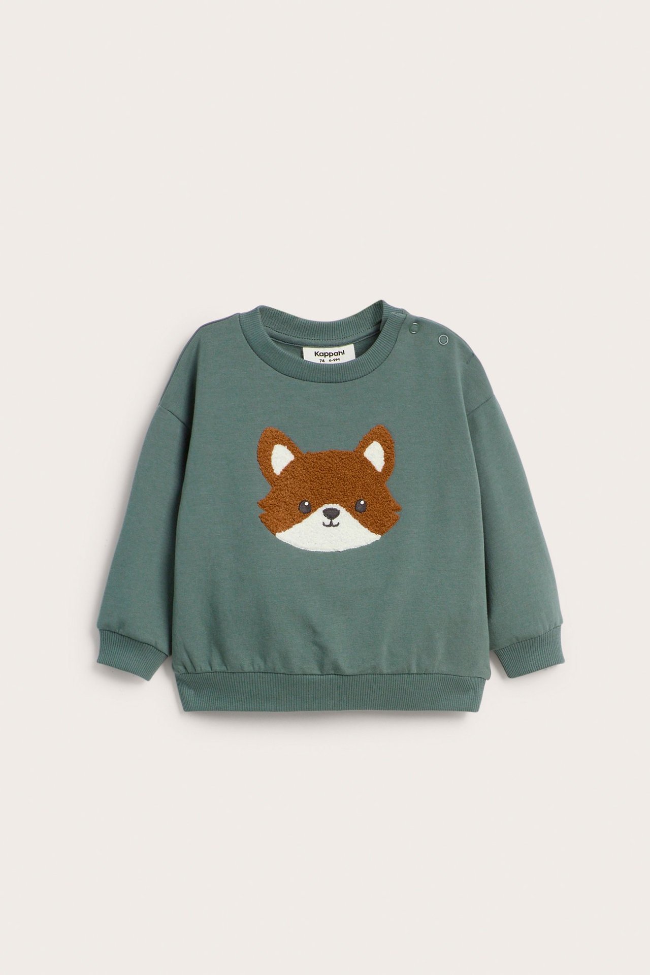 Edestä kuvattu vauvan khakinvihreä collegepaita, jossa ruskea froteekettusovellus ja olkapään nepparit.