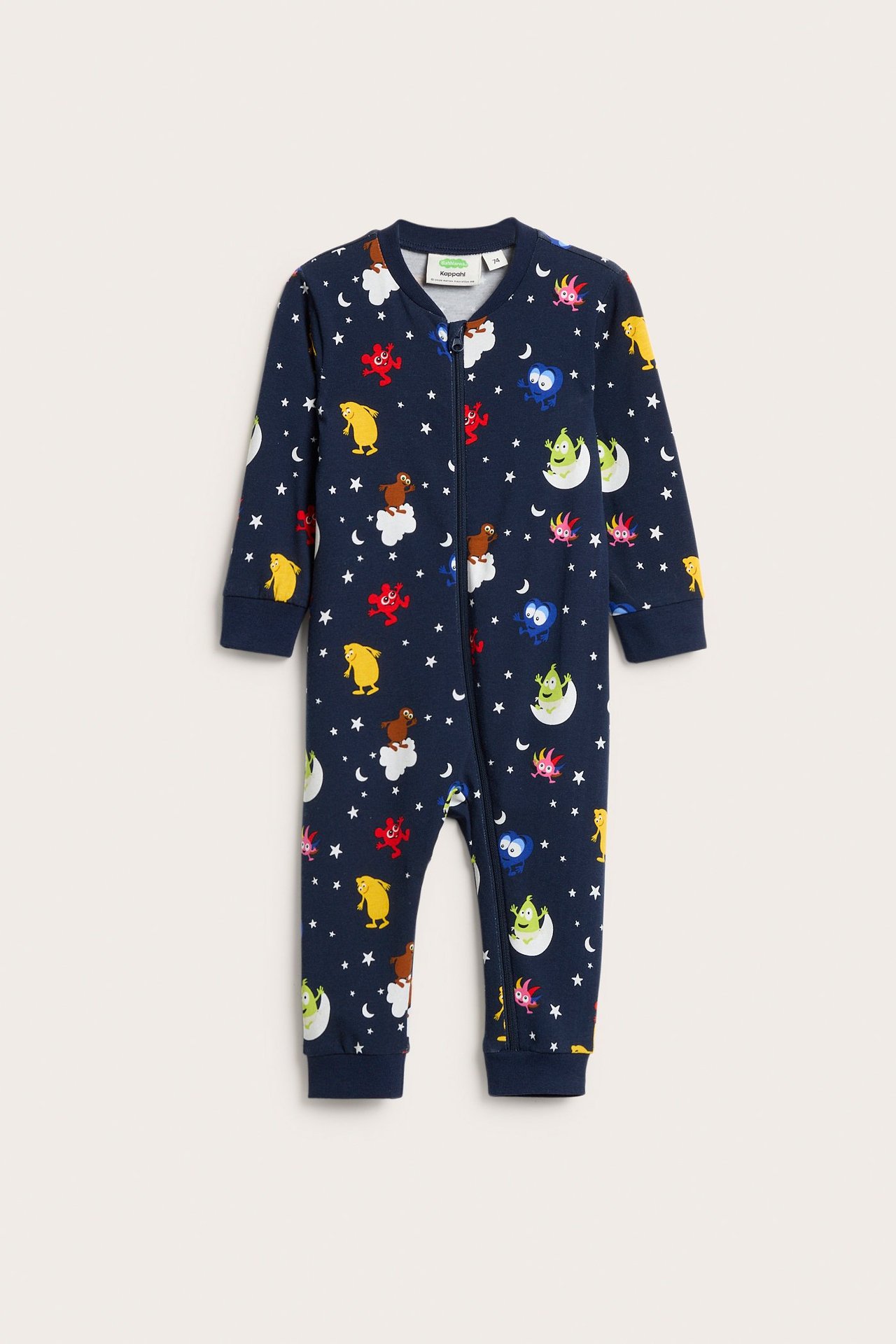 Framifrån, en mörkblå mönstrad baby-romper med Babblarna-motiv, stjärnor, månar och dragkedja fram.