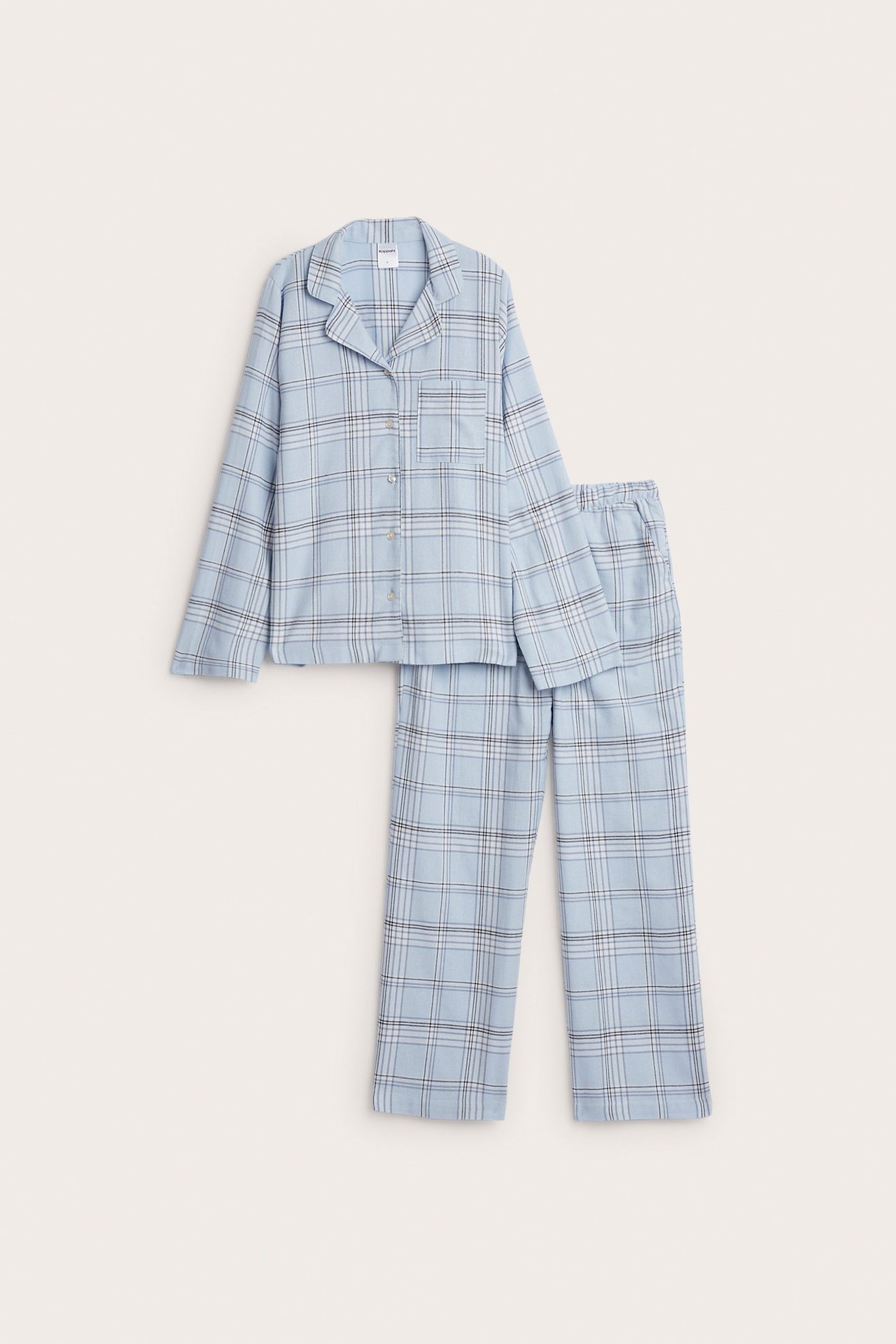 Forfra: Blårutet flanellpyjamas med krageskjorte, knapper, brystlomme og matchende bukser.