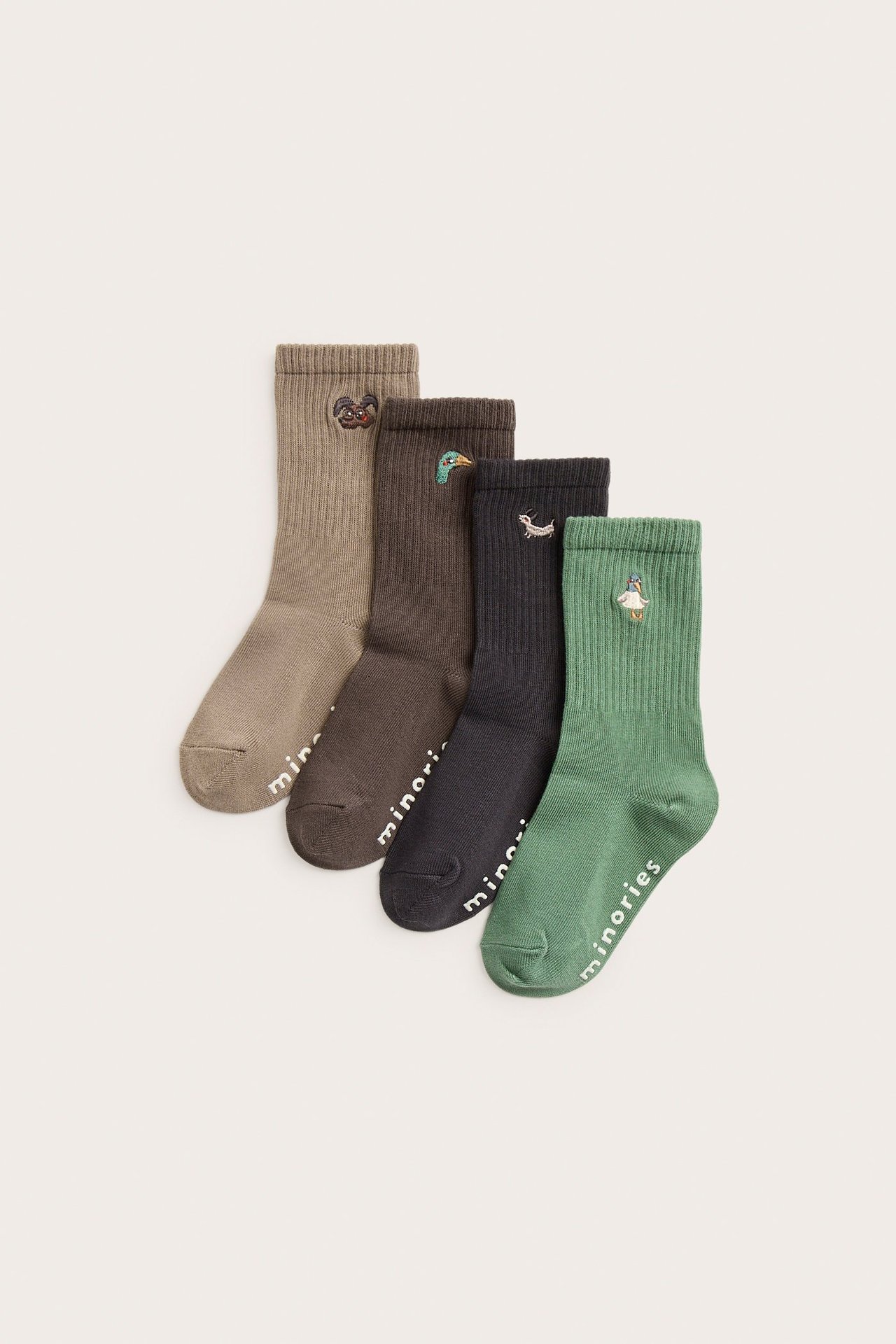 Cztery pary prążkowanych skarpetek dziecięcych: beżowe, brązowe, ciemnoszare i zielone, z haftem zwierzęcym.