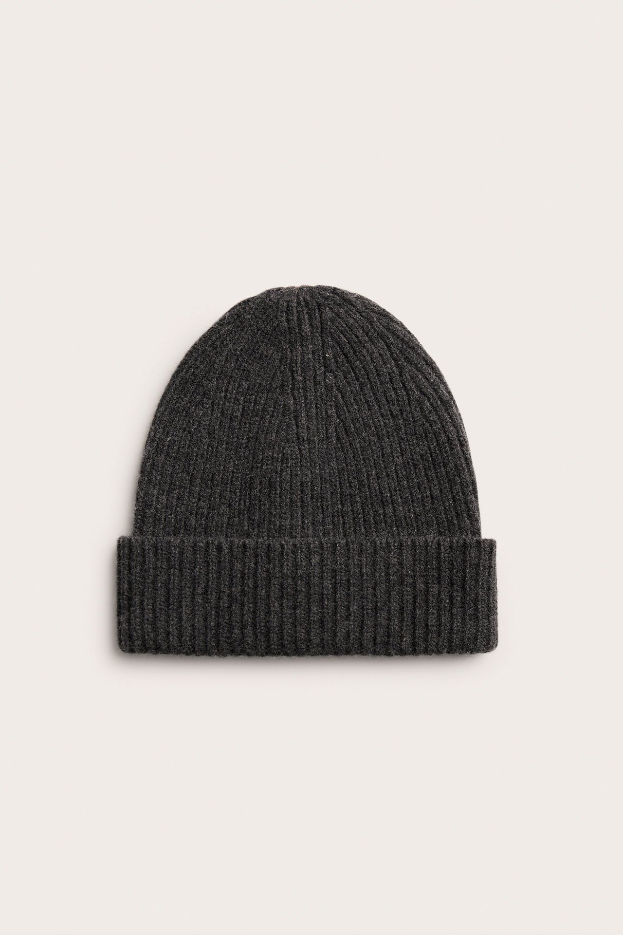 Widok z przodu ciemnoszarej melanżowej wełnianej czapki beanie w prążki z wywiniętym brzegiem.
