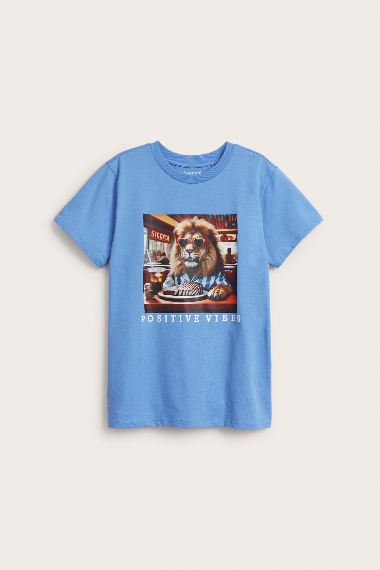 Framifrån, blå bomulls-t-shirt för barn med lejonprint och texten 'POSITIVE VIBES'.