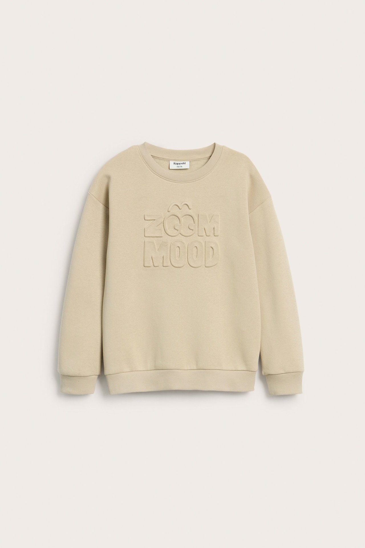 Frontvisning av en beige sweatshirt med ribbestrikkede detaljer og et 'ZOOM MOOD' 3D-trykk foran.