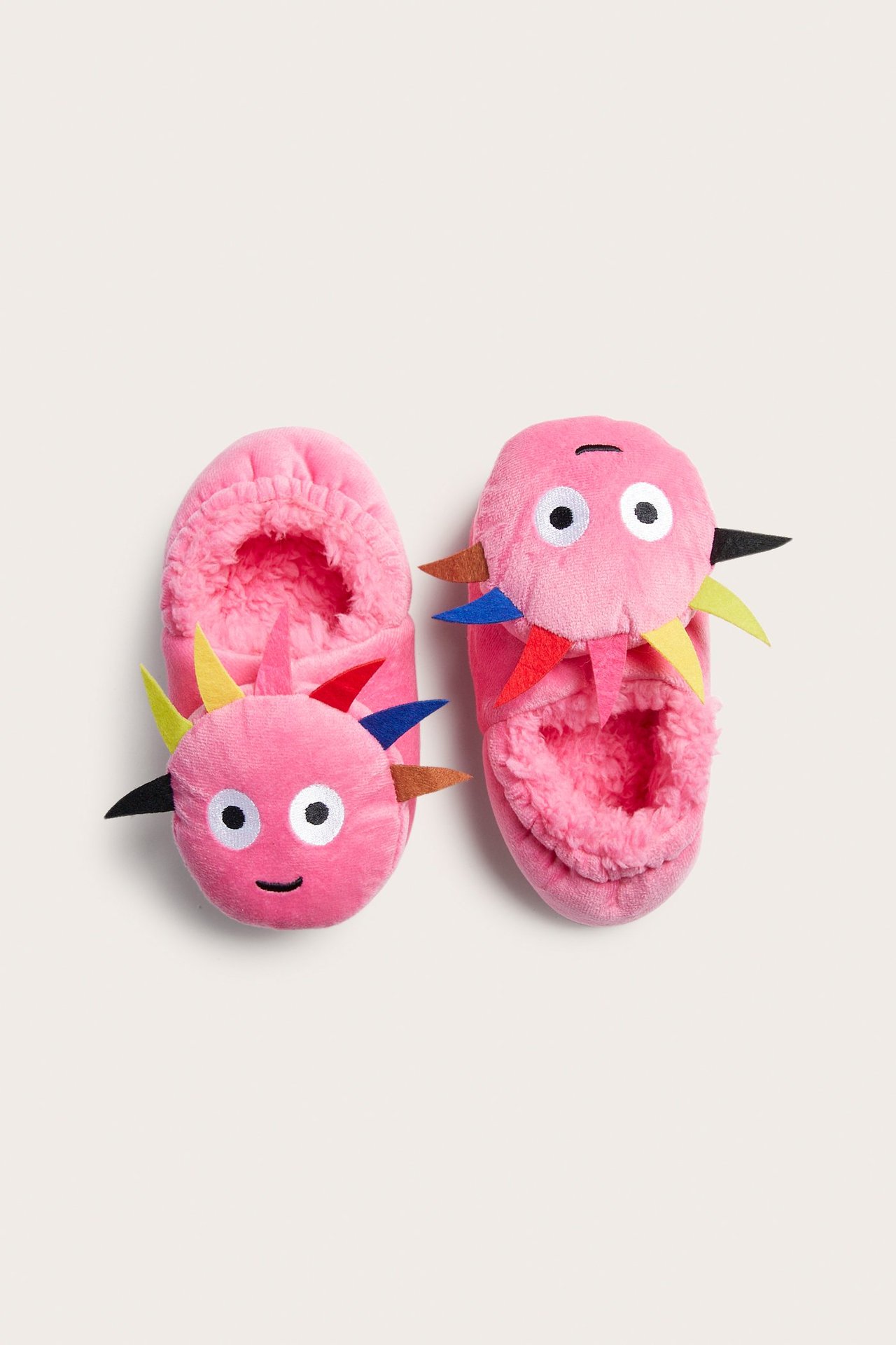 Ovenfra: rosa Babblarna Diddi babysko med broderte ansikter og fargerike filt-pigger.