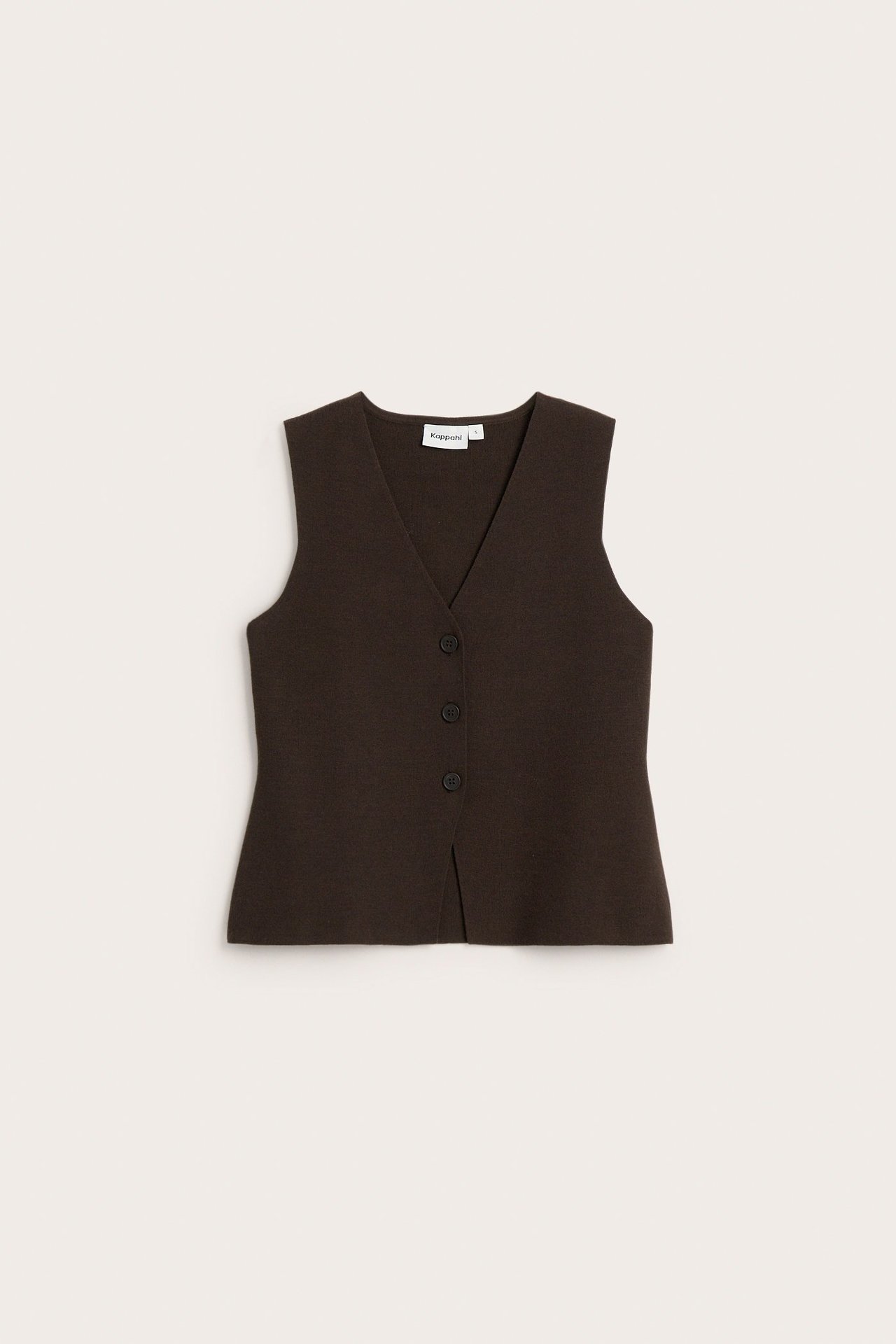 Frontvy av en mörkbrun stickad V-ringad väst med tre knappar och liten slits framtill.