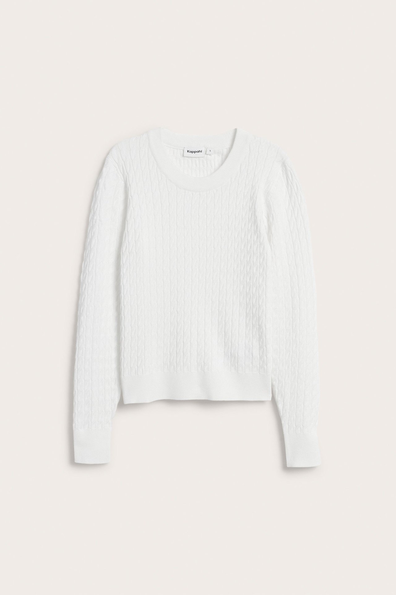 Frontvisning av en offwhite kabelstrikket genser med rund hals, laget av viskoseblanding.