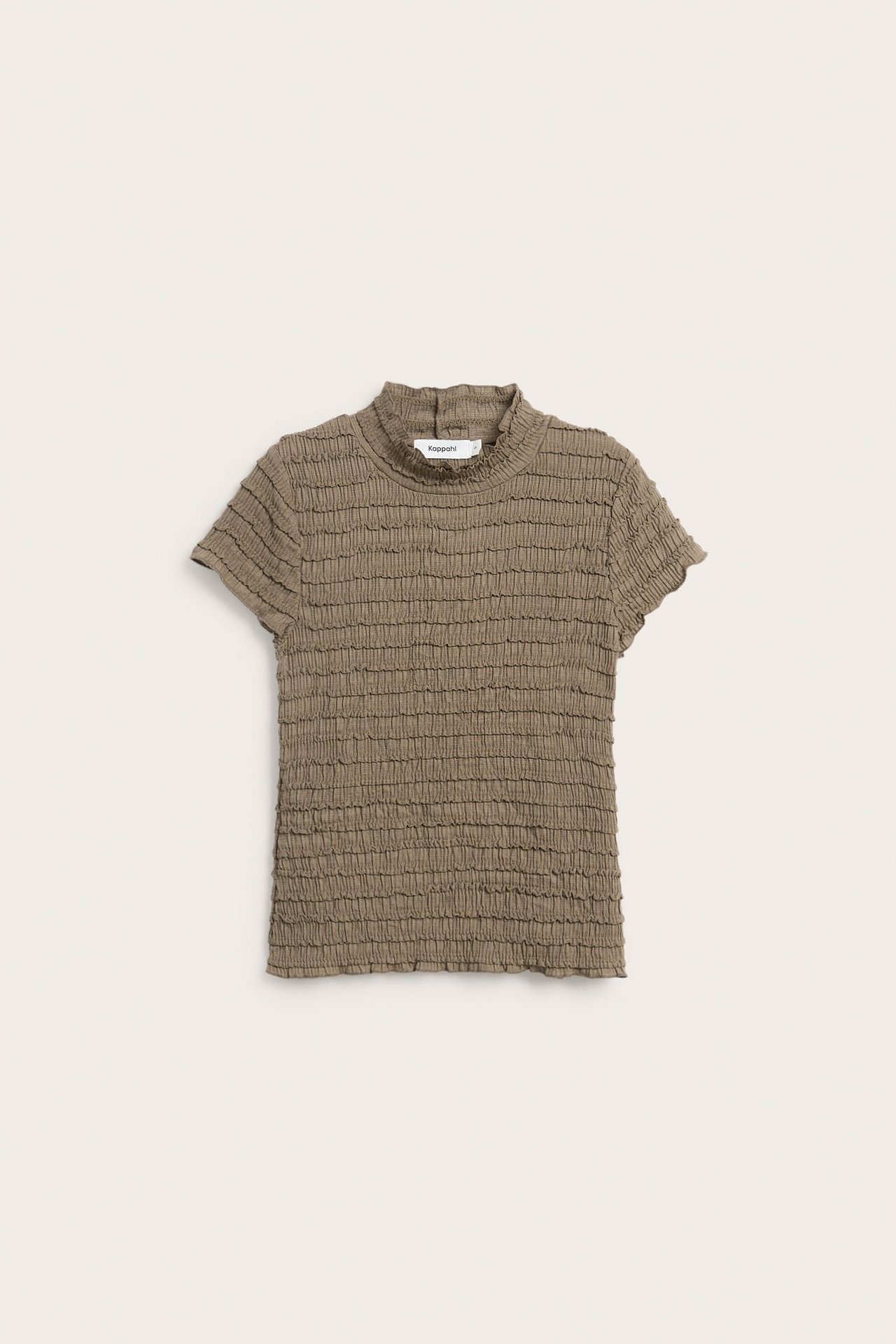 Widok z przodu brązowego, strukturalnego topu z krótkim rękawem i wysokim kołnierzem z falbanką.