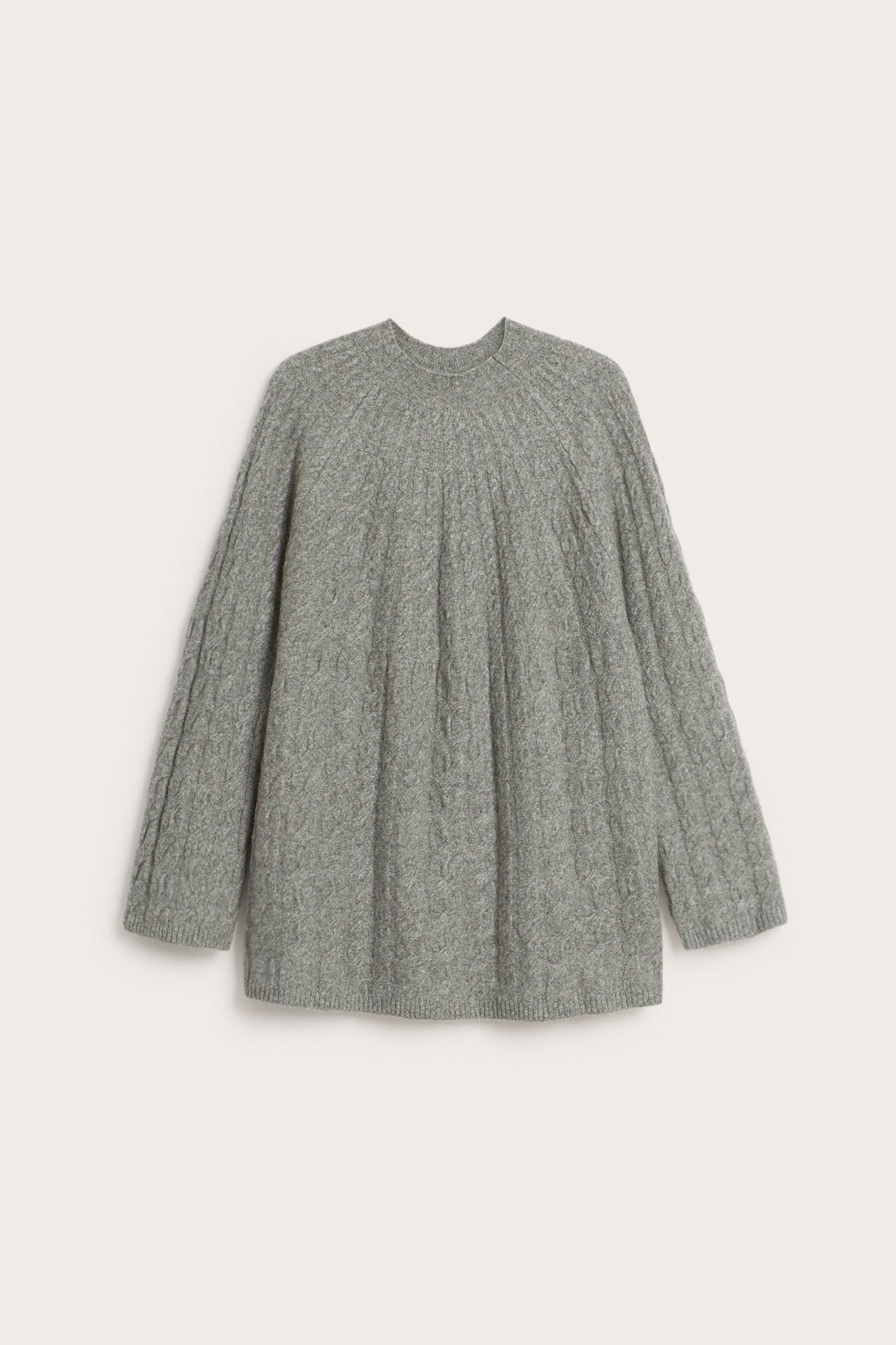 Edestä näkymä harmaasta meleeratusta A-linjaisesta palmikkoneuleesta, jossa on pyöreä pääntie.